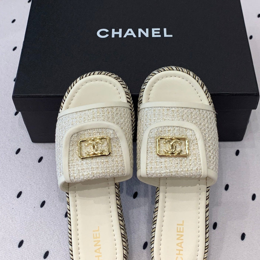 Double CC Women New Trendy Calfskin Slippers White