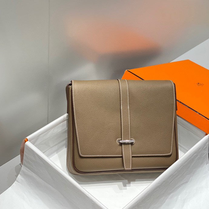 STEVE LIGHT JUNIOR MESSENGER BAG 27 IN ALEZAN TOGO CALFSKIN