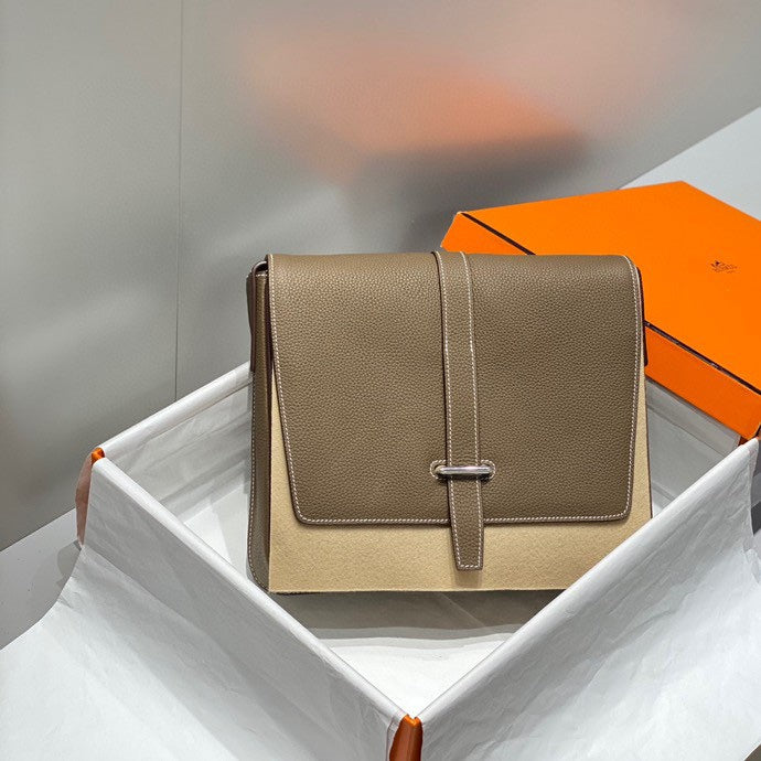 STEVE LIGHT JUNIOR MESSENGER BAG 27 IN ALEZAN TOGO CALFSKIN