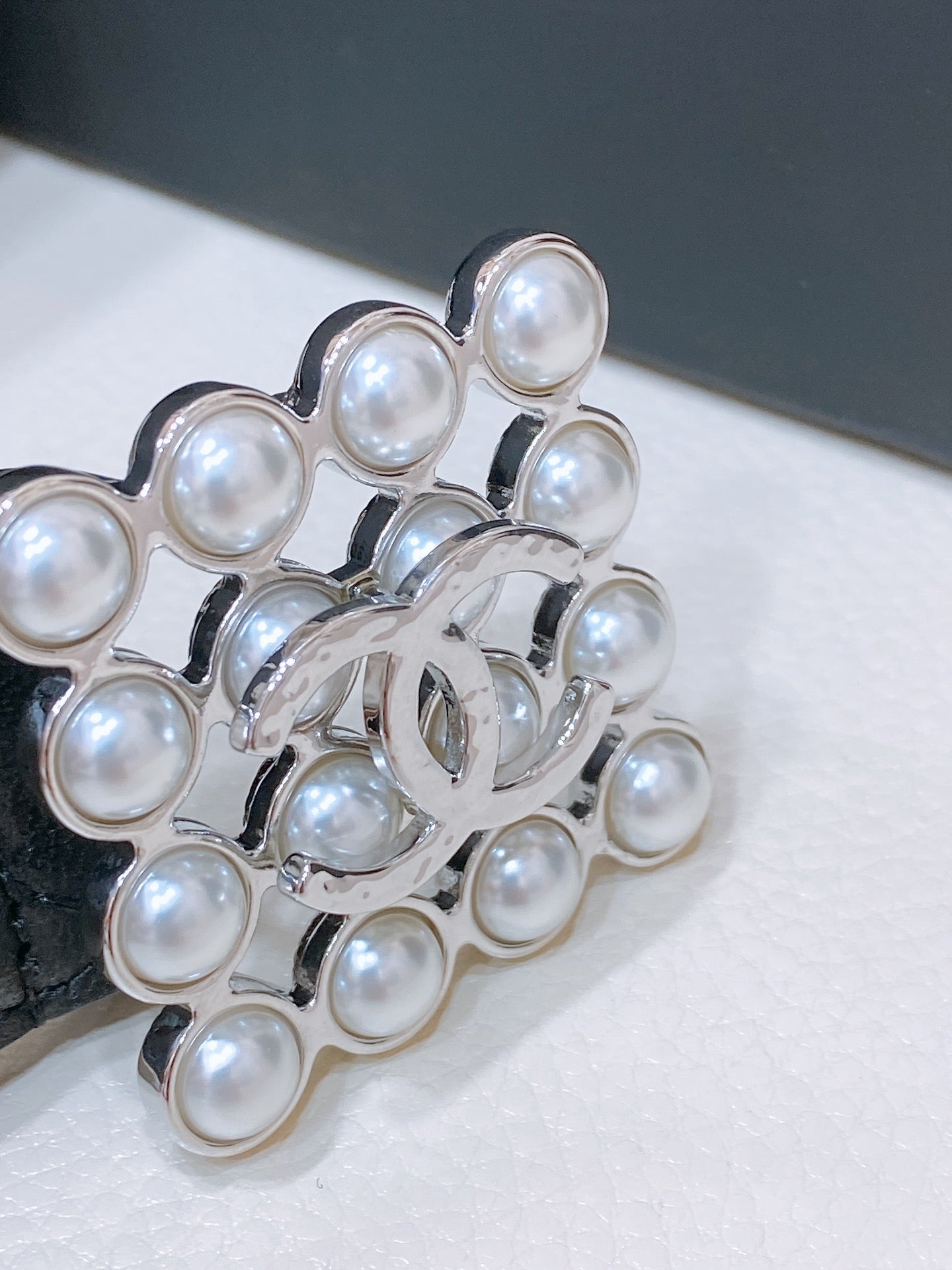 CC BELT 30 MM IN BLACK CALFSKIN SILVER HARDWARE ATTACH PEARLS