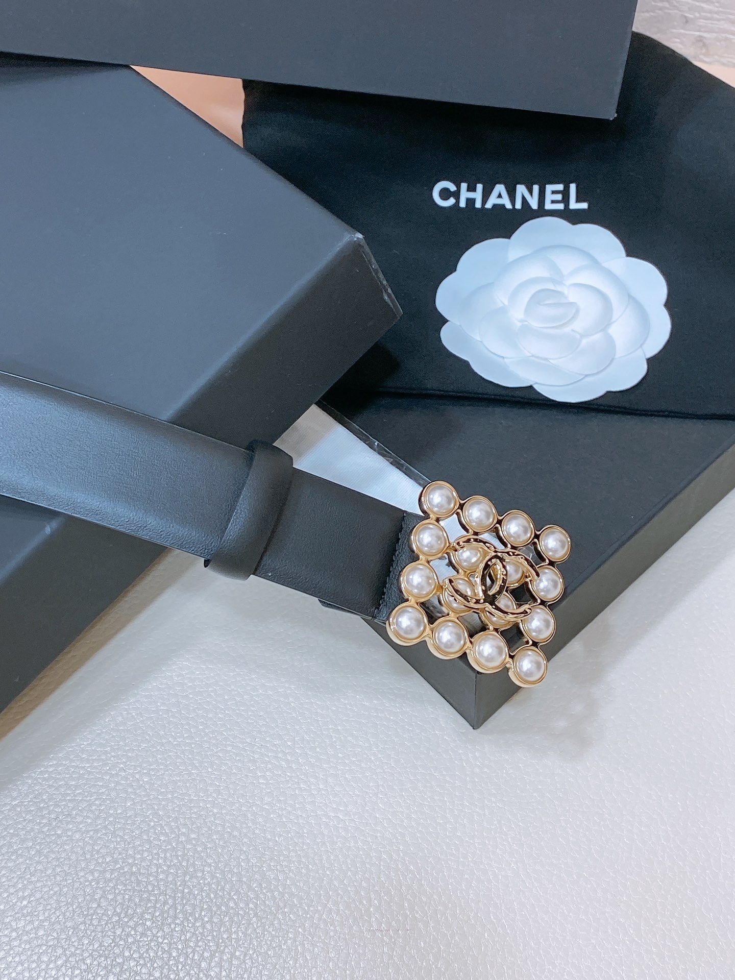 CC BELT 30 MM IN BLACK CALFSKIN GOLD HARDWARE ATTACH PEARLS