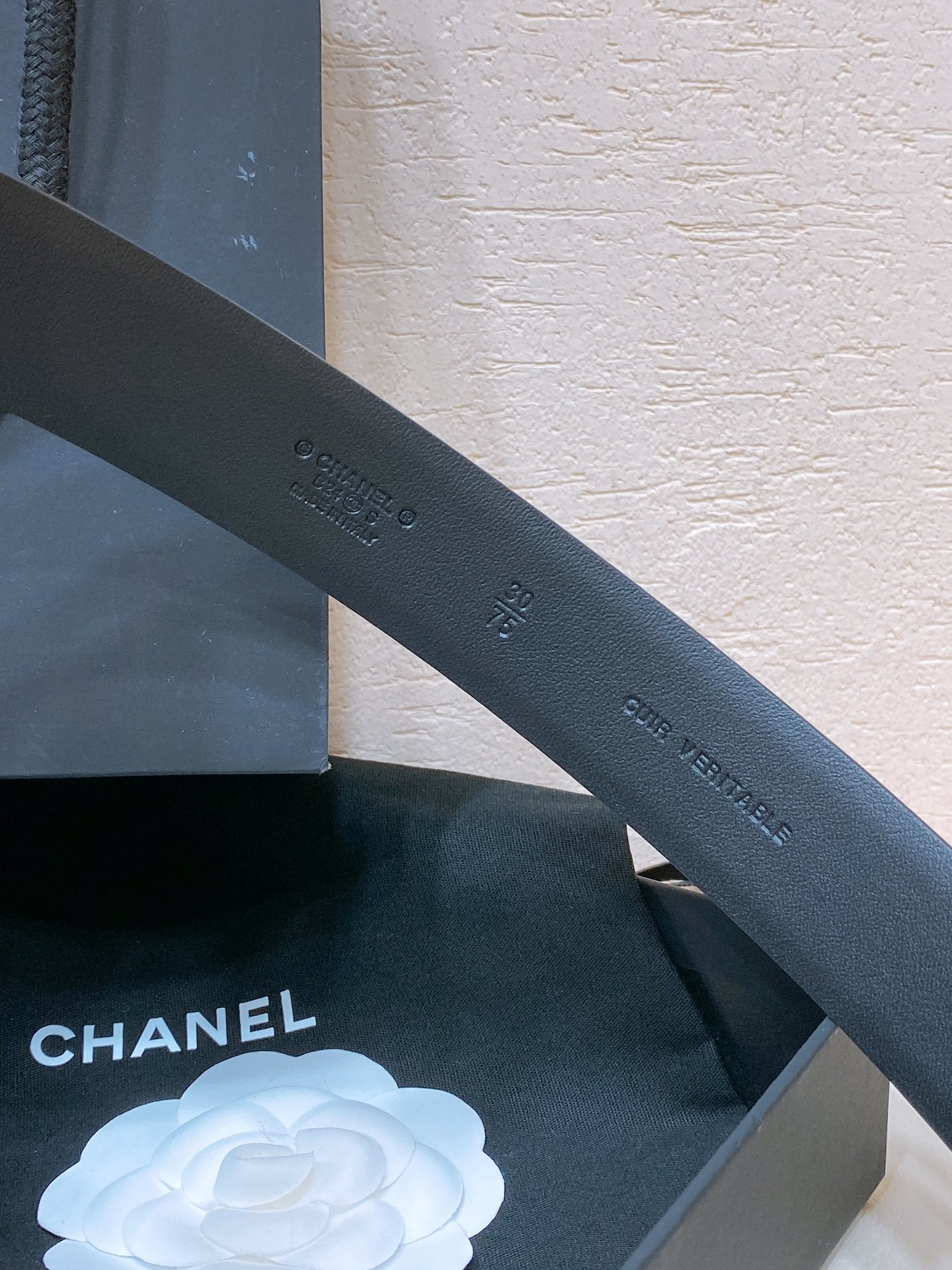 CC BELT 30 MM IN BLACK CALFSKIN GOLD HARDWARE ATTACH PEARLS