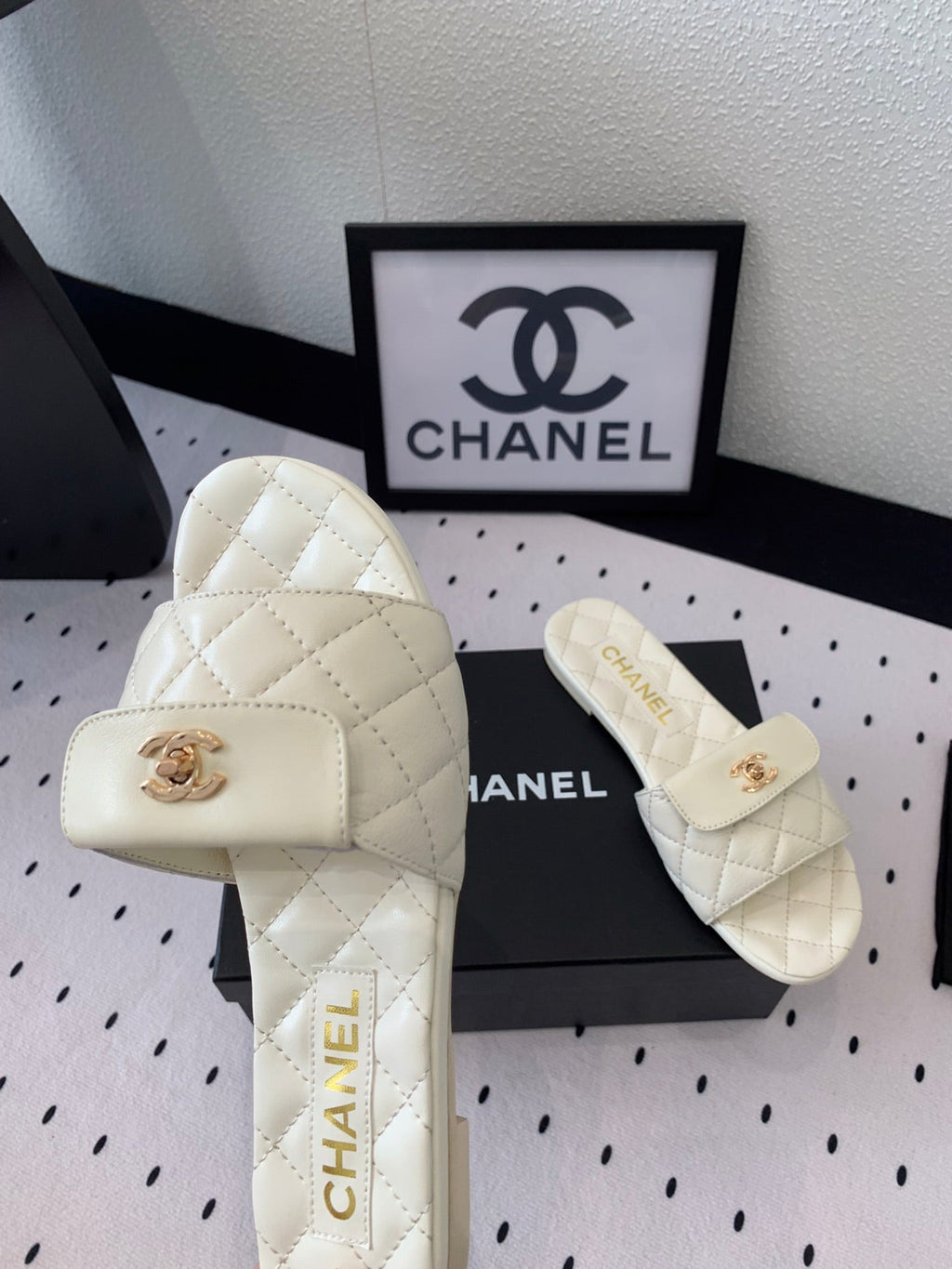 CC SLIPPERS IN WHITE CALFSKIN