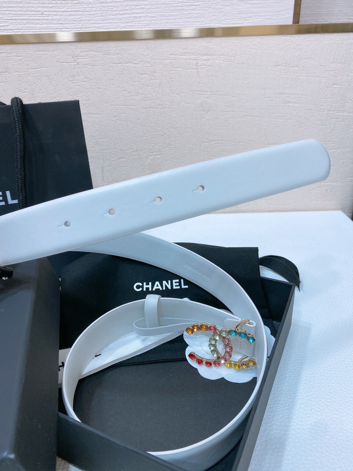 CC BELT 30 MM IN WHITE CALFSKIN WITH COLORFUL RHINSTONES METAL LOGO