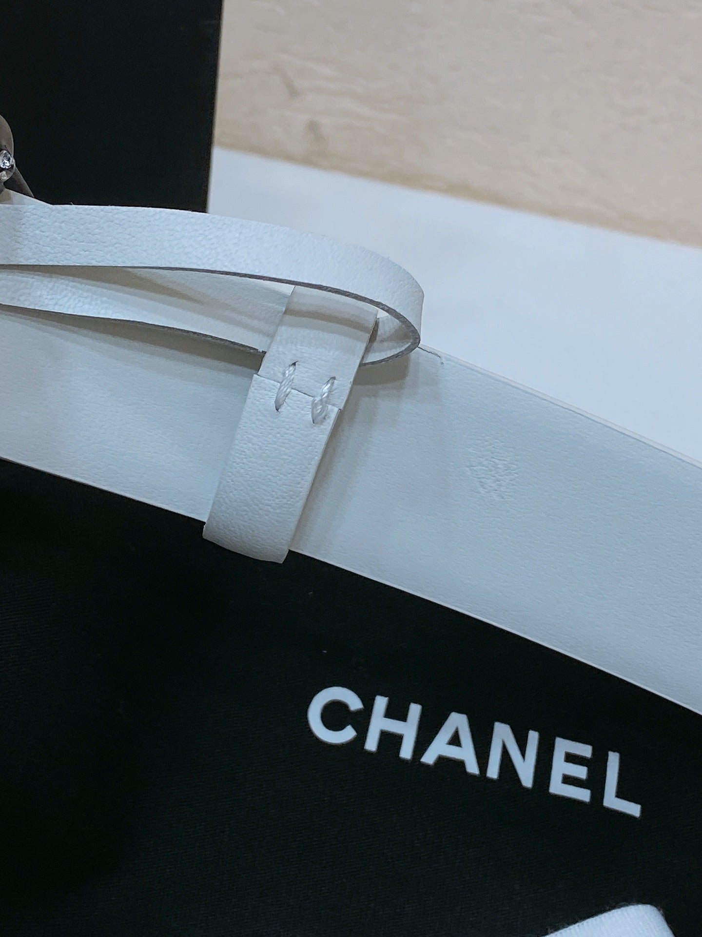 CC BELT 30 MM IN WHITE CALFSKIN WITH COLORFUL RHINSTONES METAL LOGO