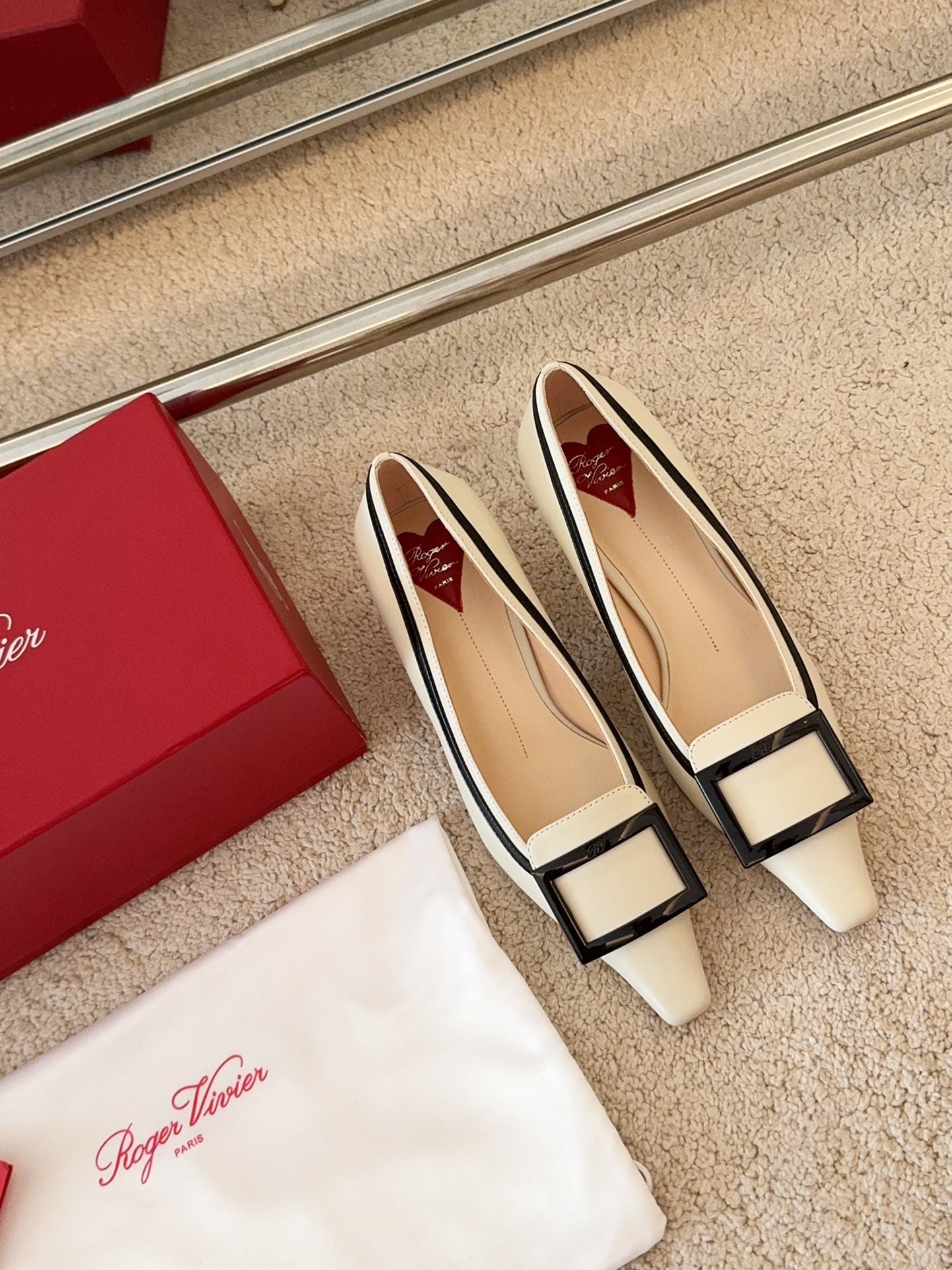 VIV’ CANARD PUMPS IN OFF WHITE SHINY CALFSKIN