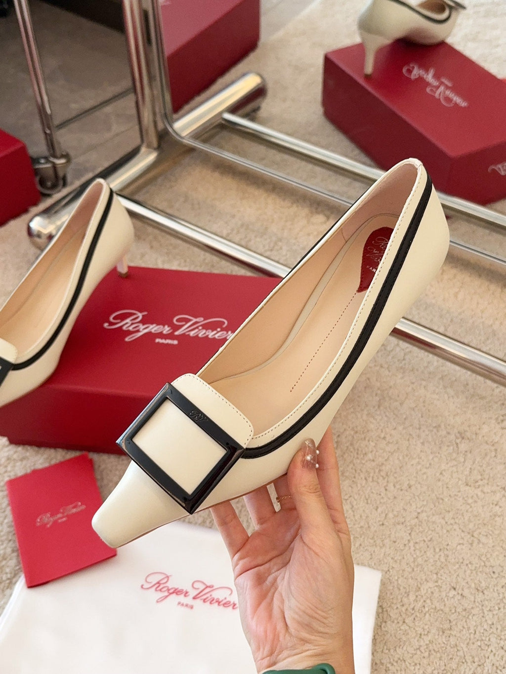 VIV’ CANARD PUMPS IN OFF WHITE SHINY CALFSKIN
