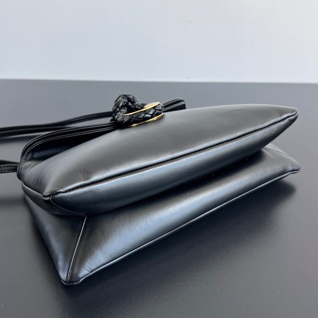 SMALL LIBERTA 27 IN BLACK SMOOTH CALFSKIN GOLD HARDWARE