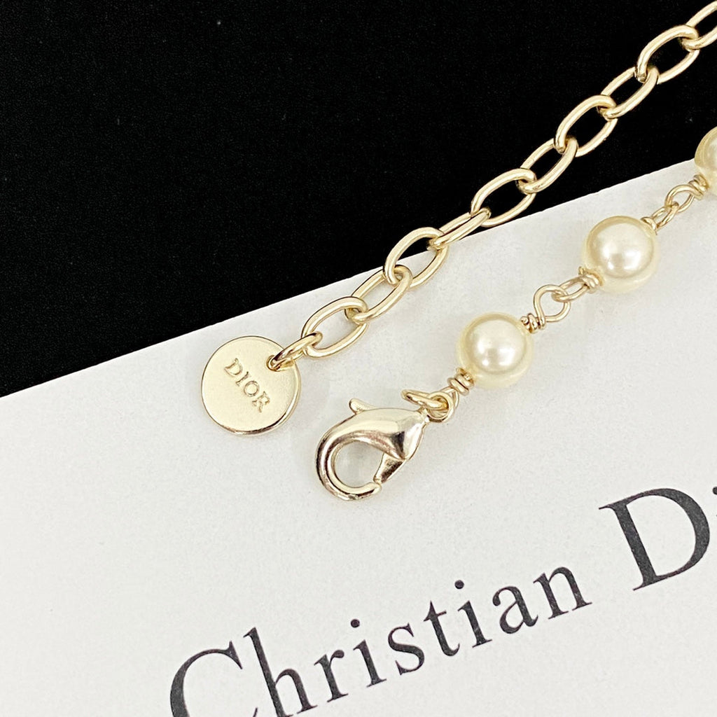 CD 26S PEARL STRAND BUTTERFLY PENDANT NECKLACE IN GOLD METAL 633112