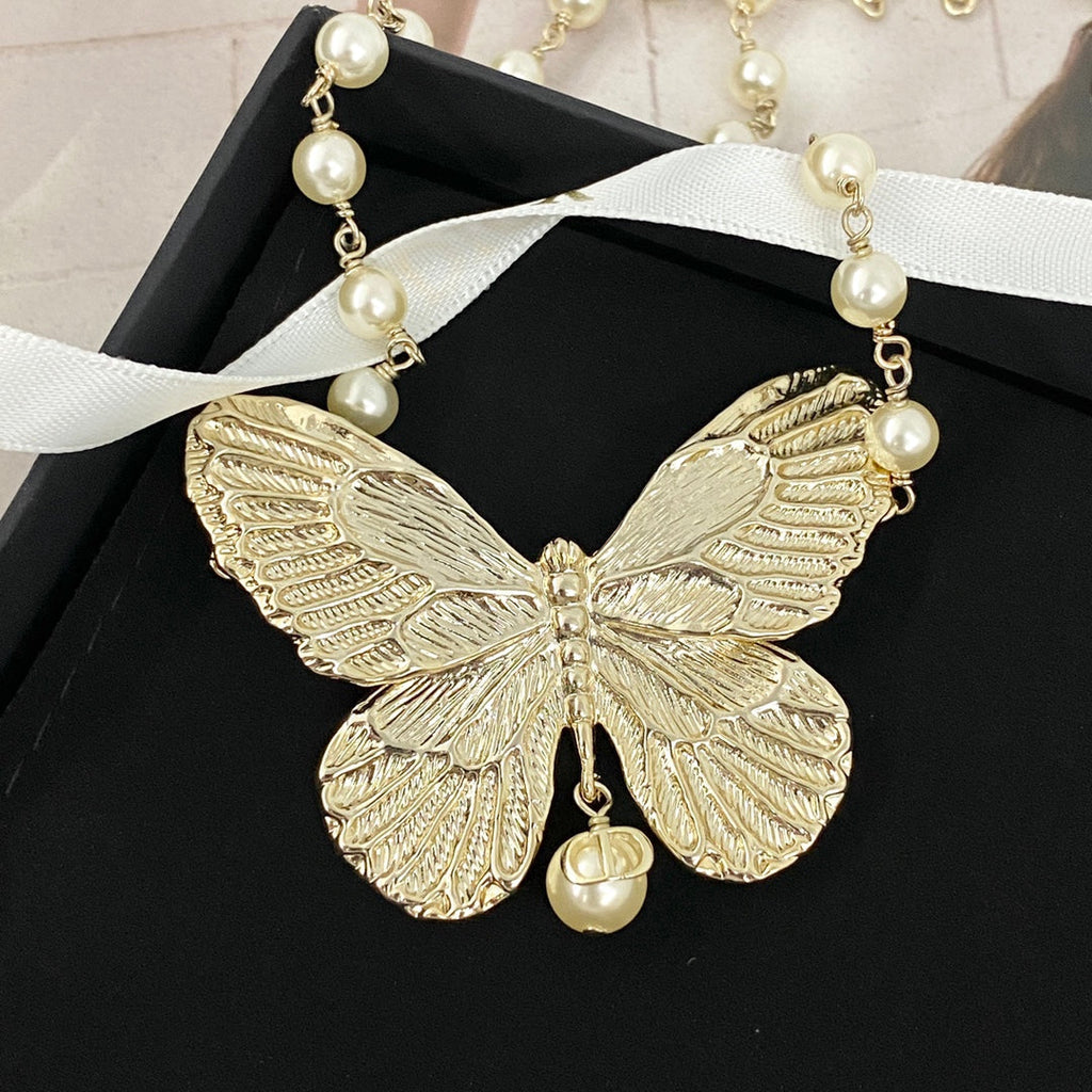 CD 26S PEARL STRAND BUTTERFLY PENDANT NECKLACE IN GOLD METAL 633112