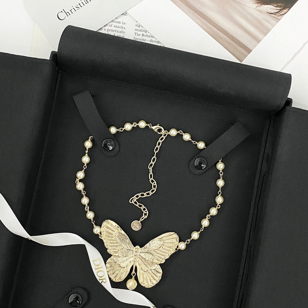 CD 26S PEARL STRAND BUTTERFLY PENDANT NECKLACE IN GOLD METAL 633112