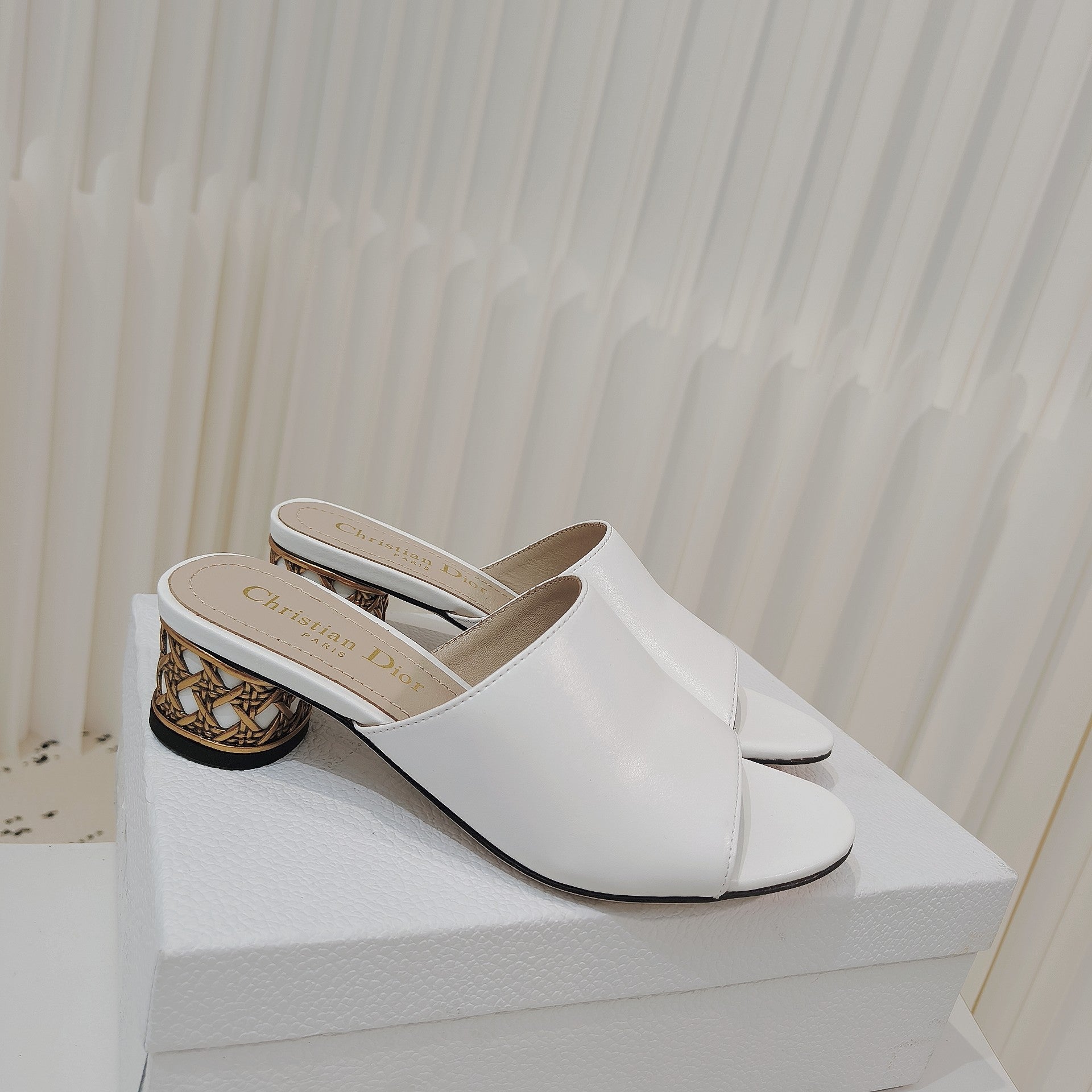DIOR 26S WIDE-STRAP MULES 40 MM IN WHITE SMOOTH CALFSKIN