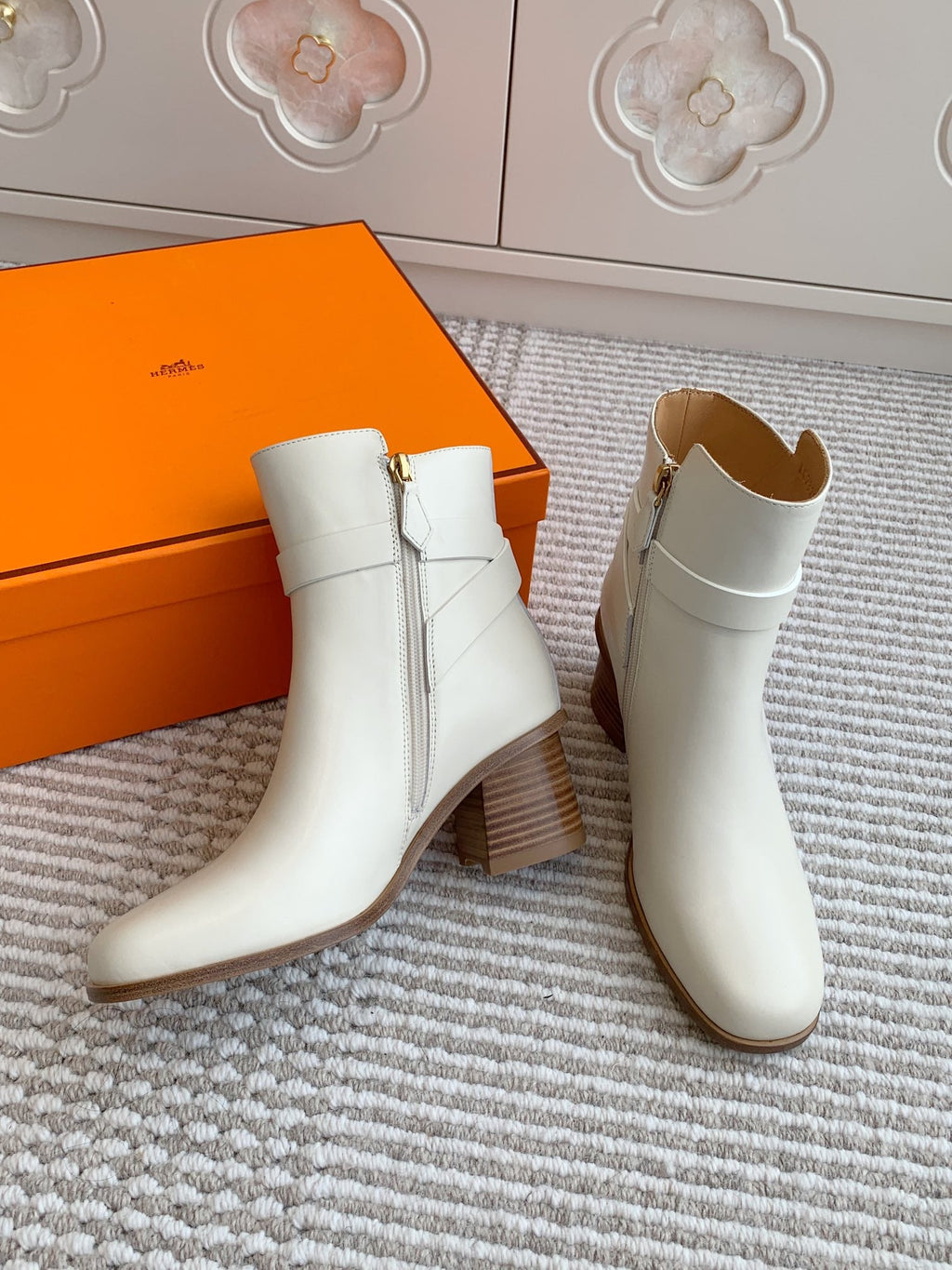 HM 25S ANKLE BOOTS 50 MM IN WHITE CALFSKIN WITH GOLD HARDWARE