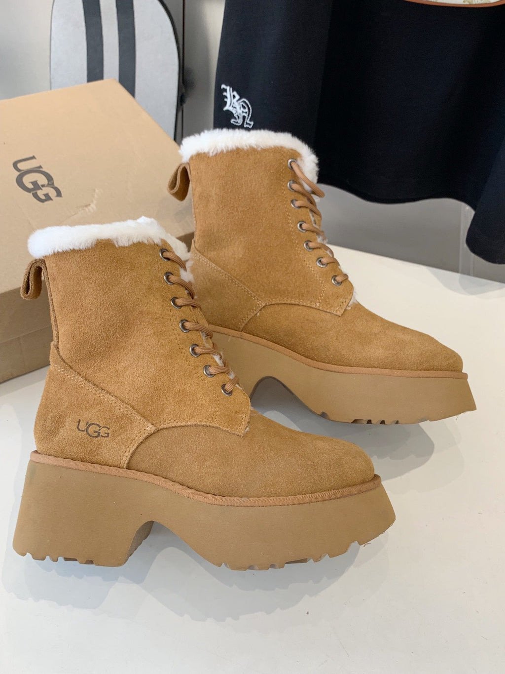 ANKLE BOOTS IN PEANUT BROWN SUEDE AND LAMB WOOL