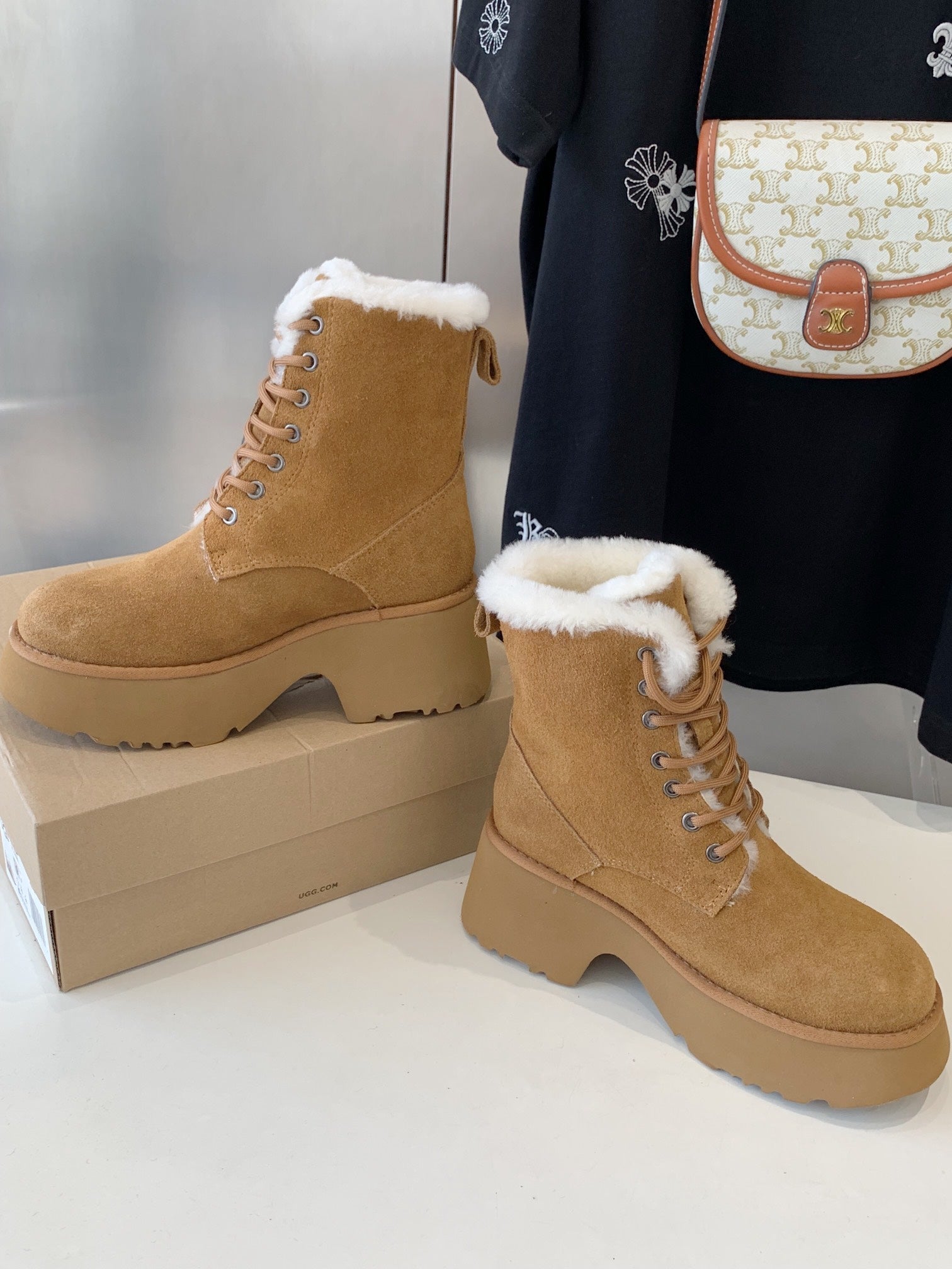 ANKLE BOOTS IN PEANUT BROWN SUEDE AND LAMB WOOL