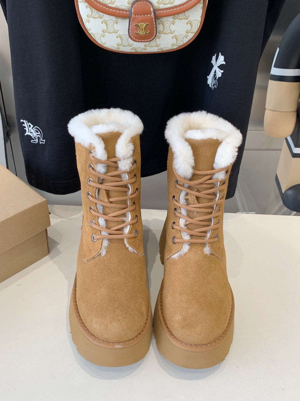 ANKLE BOOTS IN PEANUT BROWN SUEDE AND LAMB WOOL