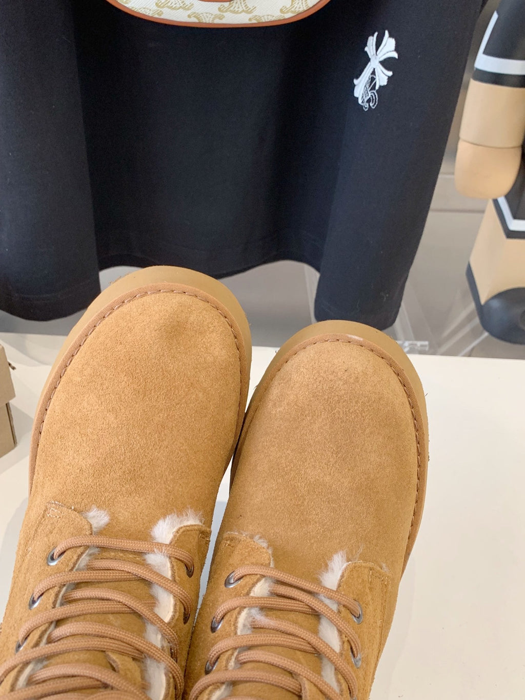 ANKLE BOOTS IN PEANUT BROWN SUEDE AND LAMB WOOL