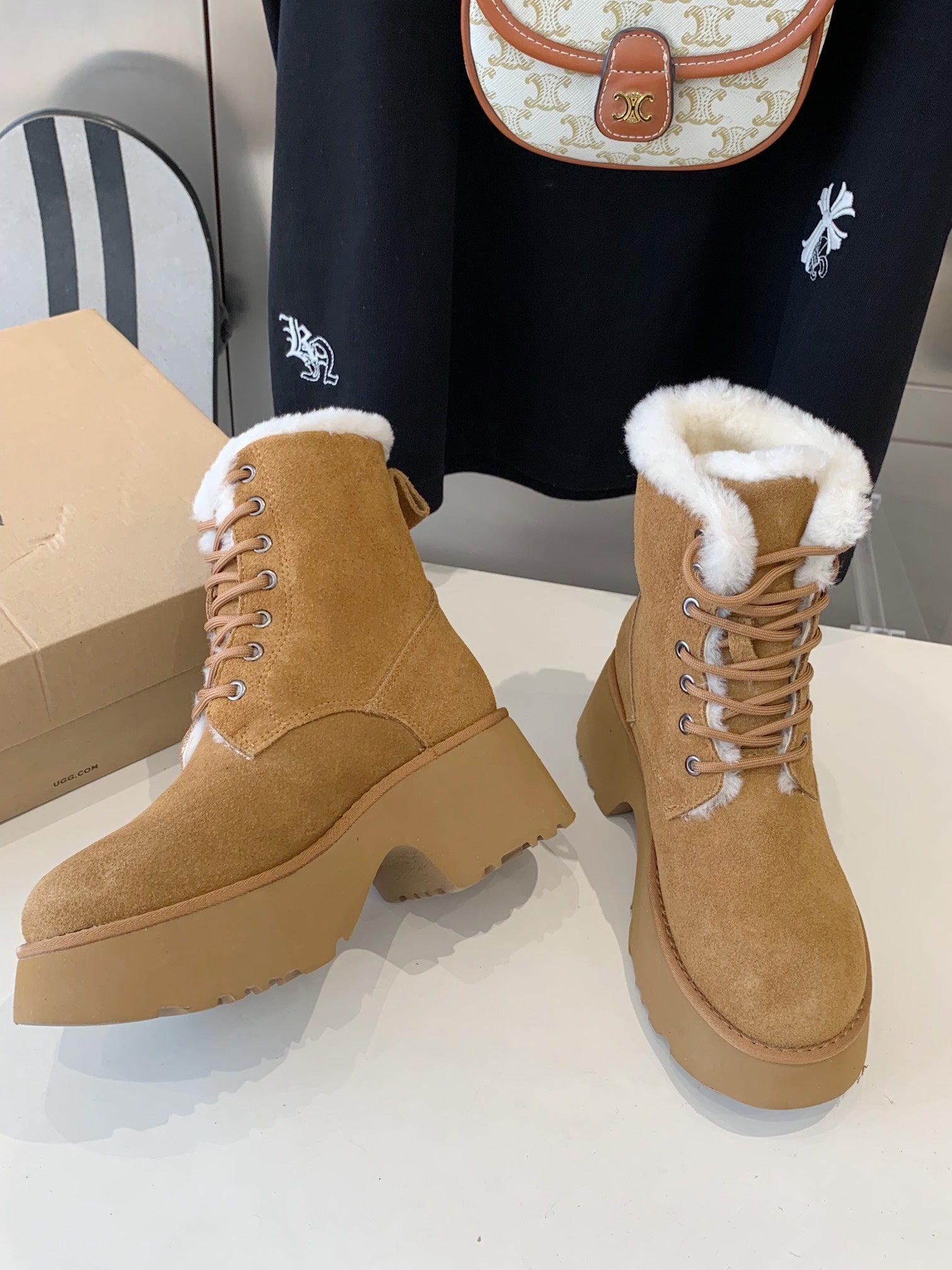 ANKLE BOOTS IN PEANUT BROWN SUEDE AND LAMB WOOL
