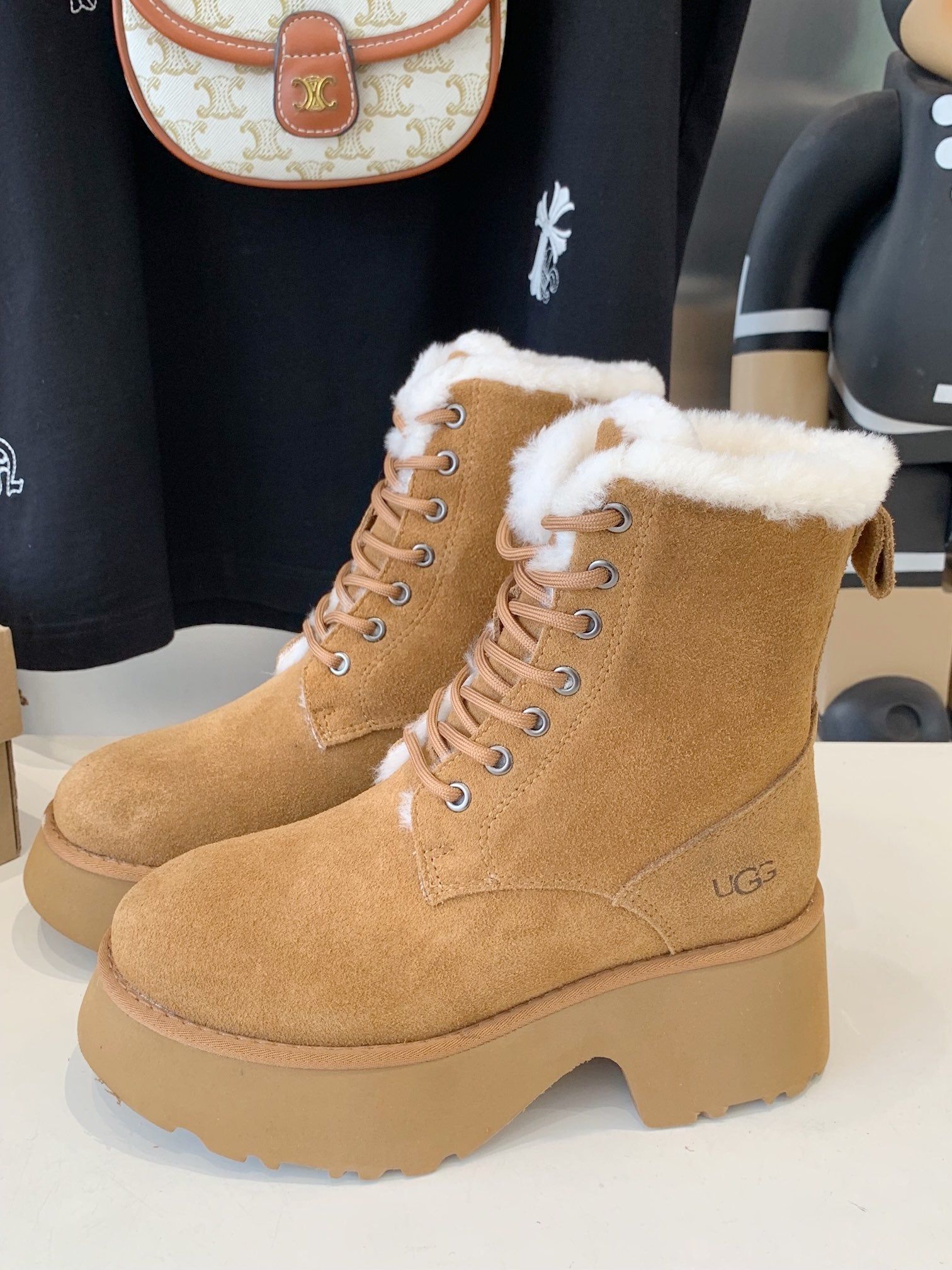 ANKLE BOOTS IN PEANUT BROWN SUEDE AND LAMB WOOL