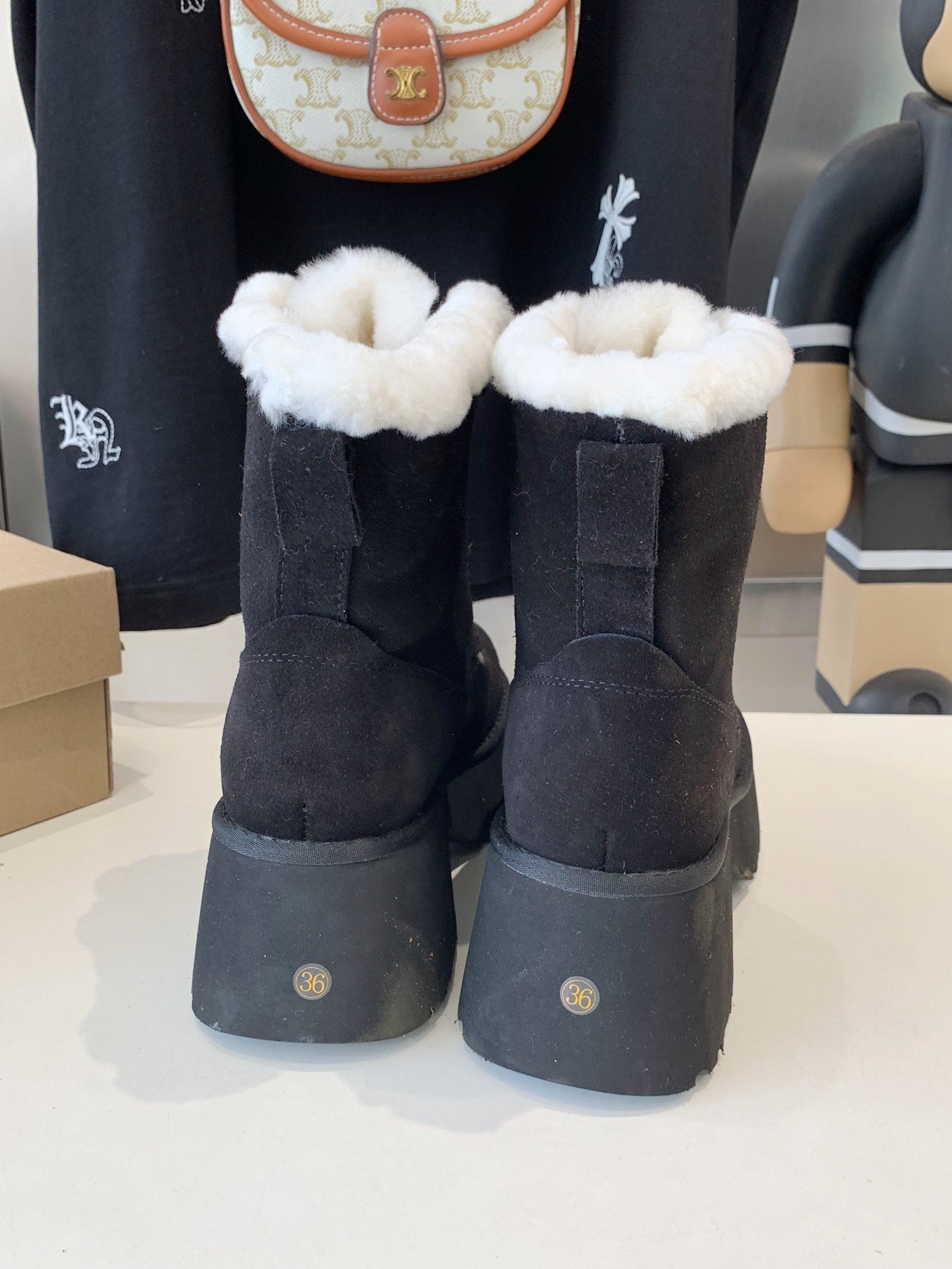 ANKLE BOOTS IN BLACK SUEDE AND LAMB WOOL