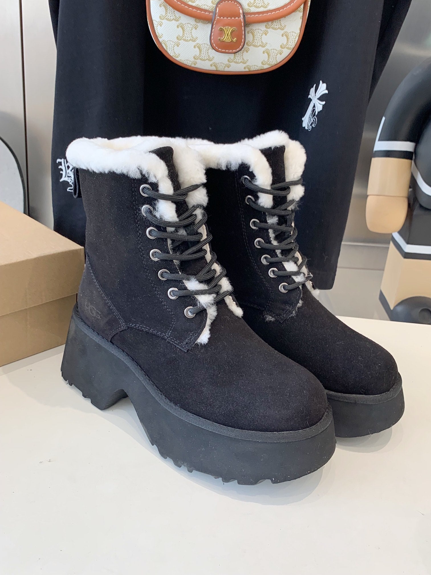 ANKLE BOOTS IN BLACK SUEDE AND LAMB WOOL