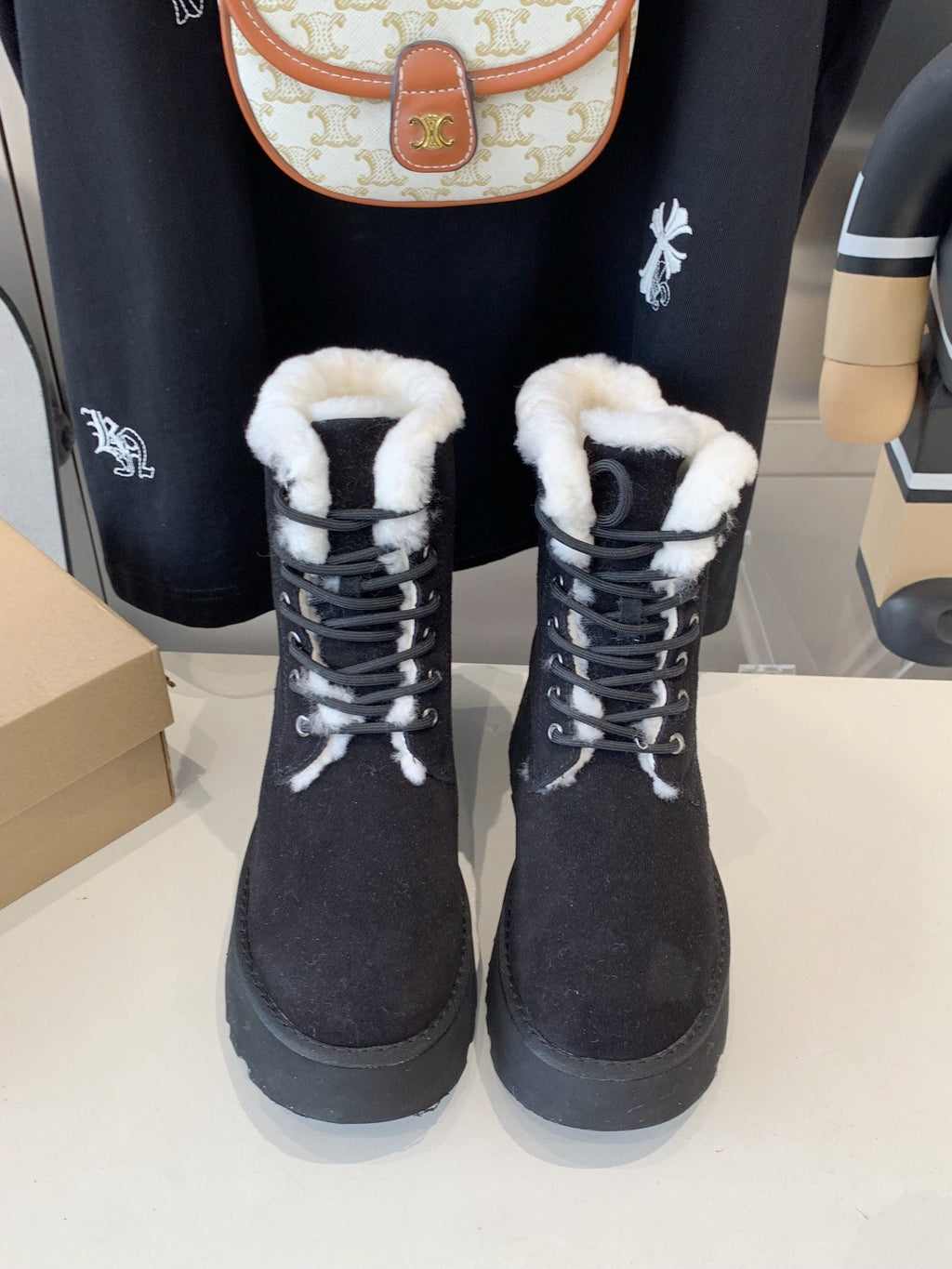 ANKLE BOOTS IN BLACK SUEDE AND LAMB WOOL
