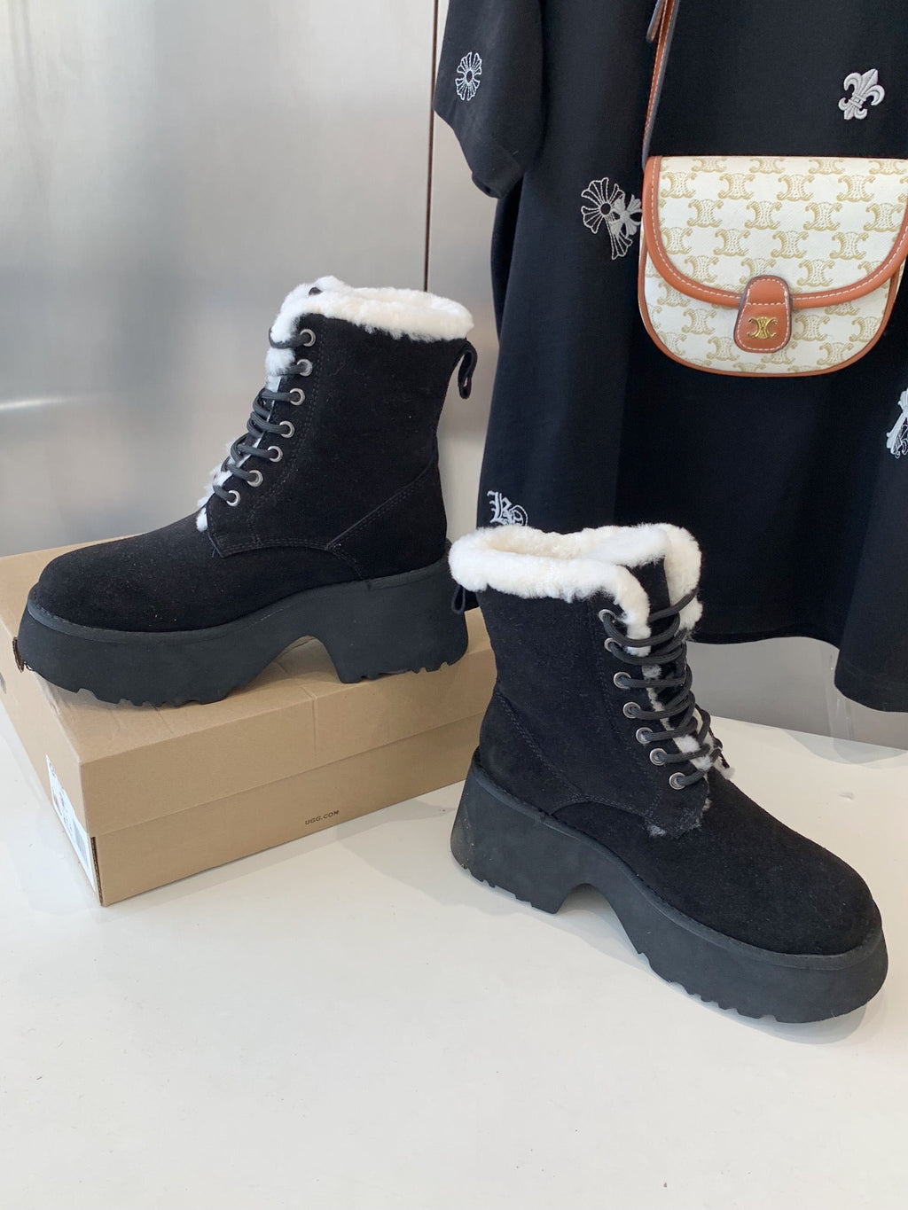 ANKLE BOOTS IN BLACK SUEDE AND LAMB WOOL