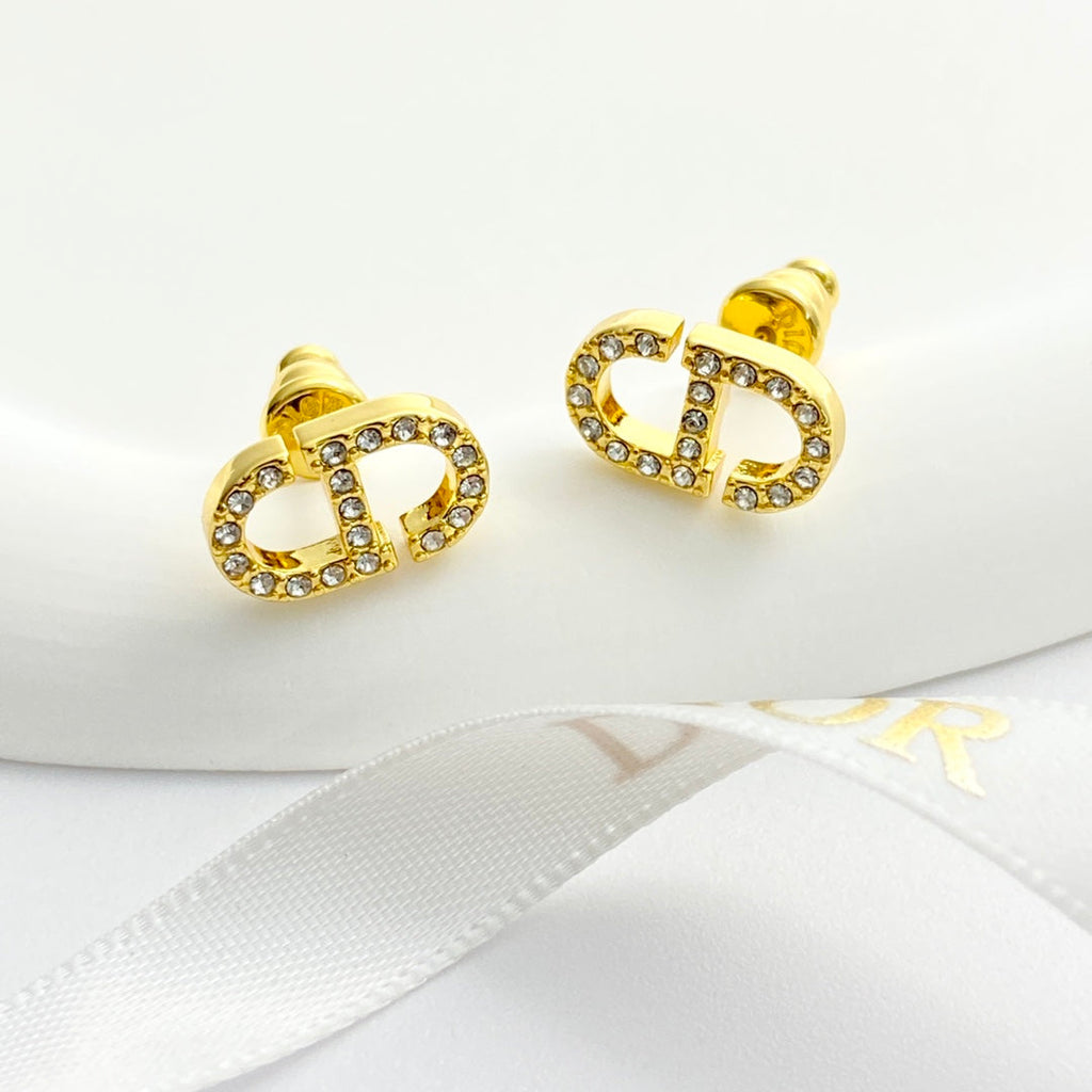 CD 26S CRYSTAL LOGO STUD EARRINGS IN GOLD METAL 633106