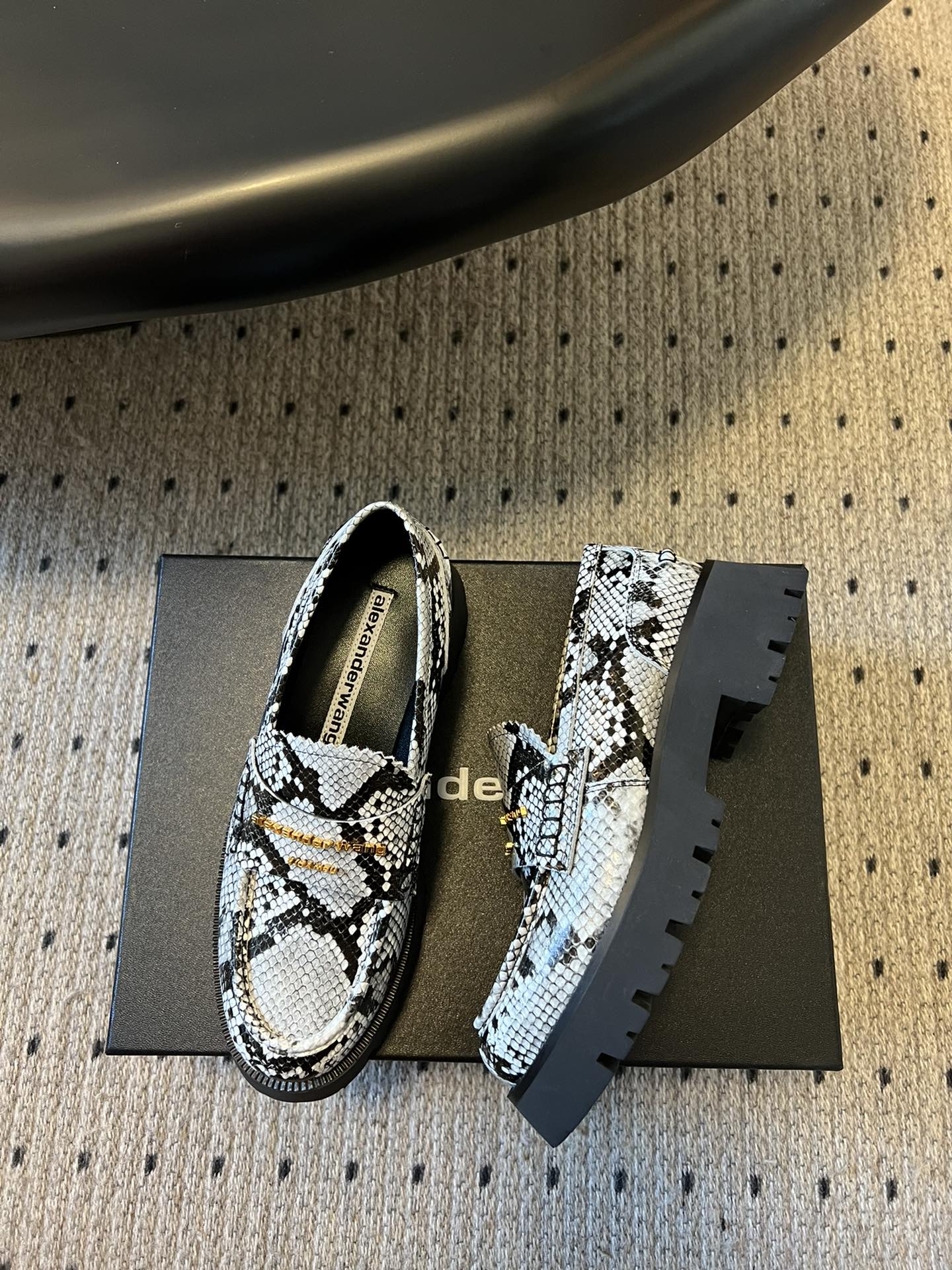 CARTER MID-HEEL 5 CM LUG LOAFER IN WHITE MIX BLACK GRAINED LAMBSKIN