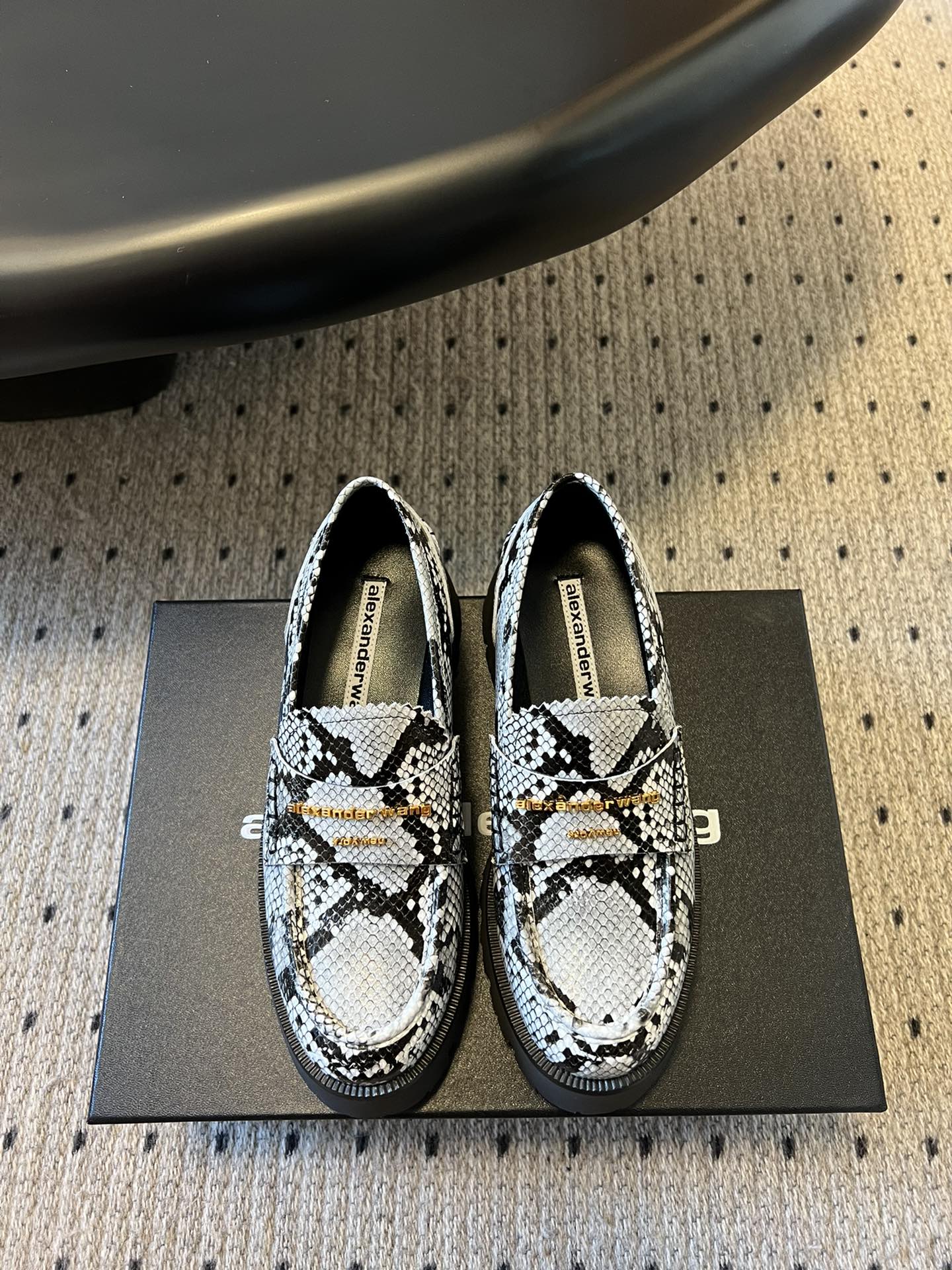 CARTER MID-HEEL 5 CM LUG LOAFER IN WHITE MIX BLACK GRAINED LAMBSKIN
