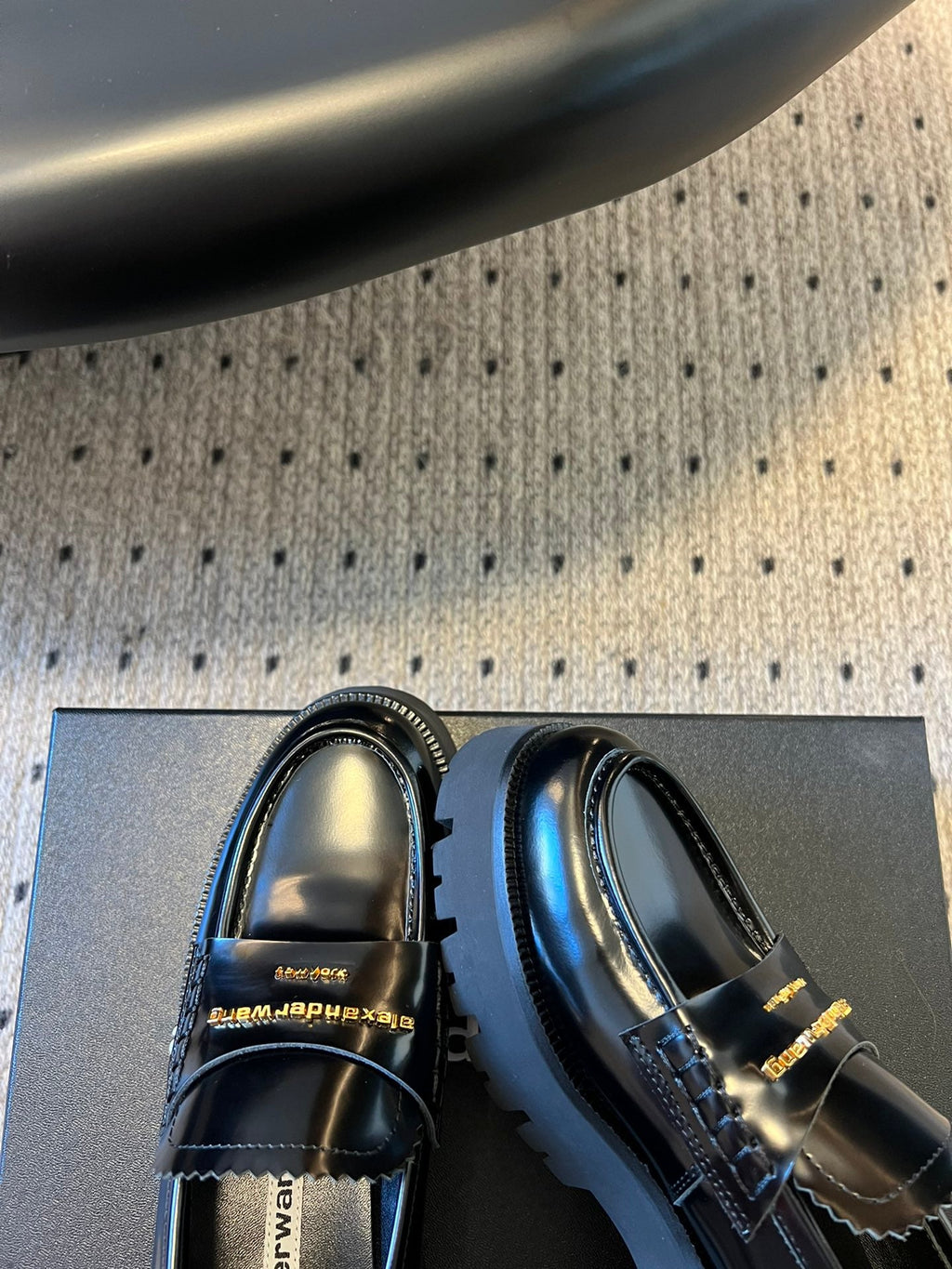 CARTER MID-HEEL 5 CM LUG LOAFER IN BLACK LAMBSKIN