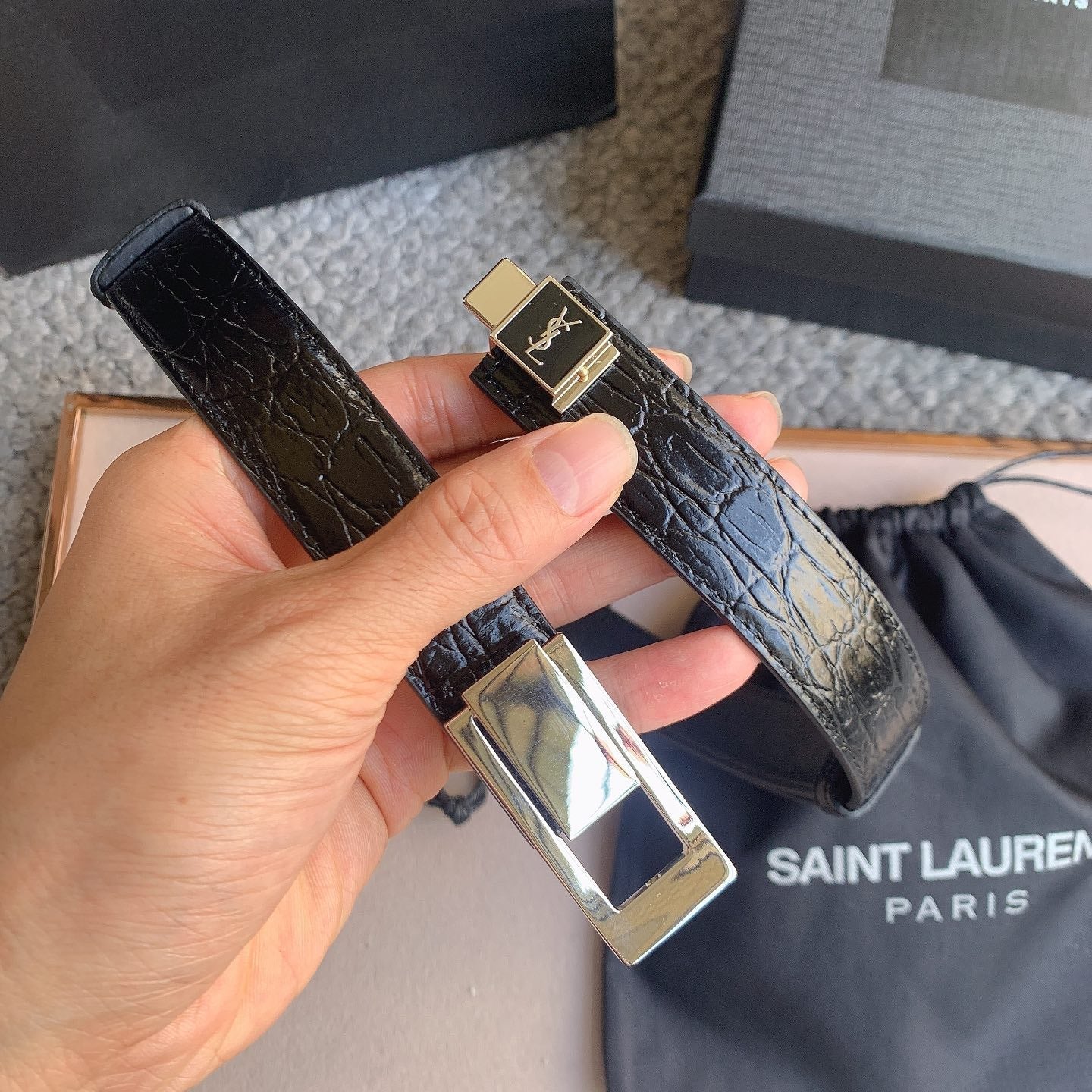 YSL 25S BELT 24 MM IN BLACK EMBOSSED CALFSKIN 529685