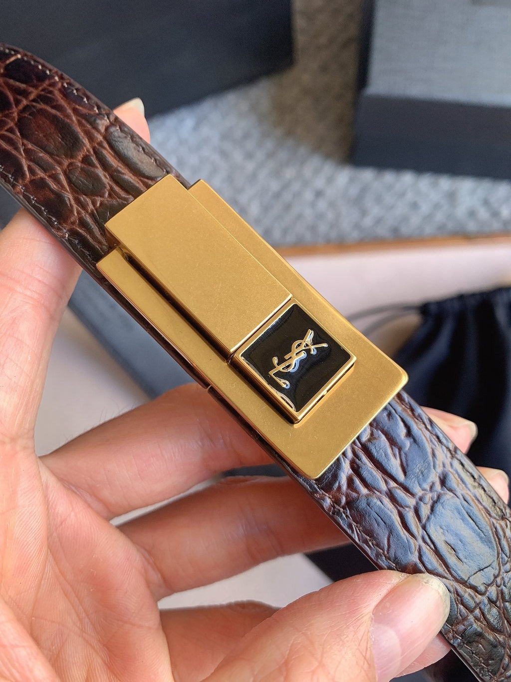 YSL 25S BELT 24 MM IN DARK BROWN EMBOSSED CALFSKIN 529686