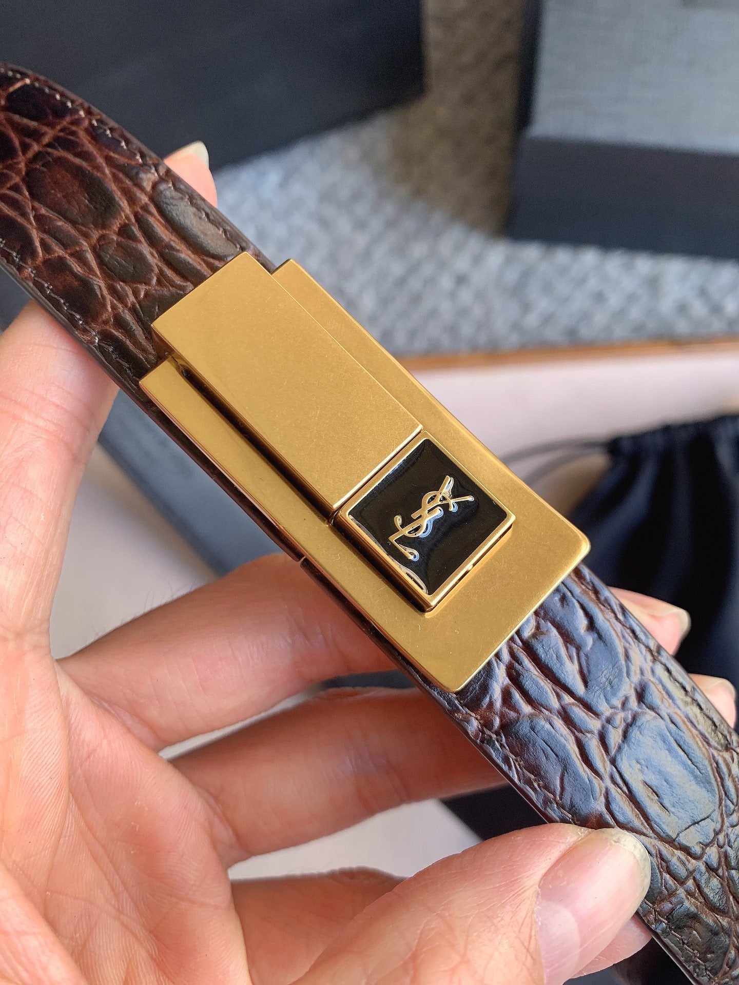 YSL 25S BELT 24 MM IN DARK BROWN EMBOSSED CALFSKIN 529686
