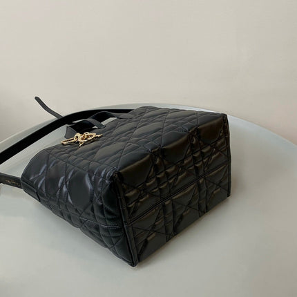 MEDIUM TOUJOURS BUCKET BAG 22 IN BLACK CANNAGE CALFSKIN