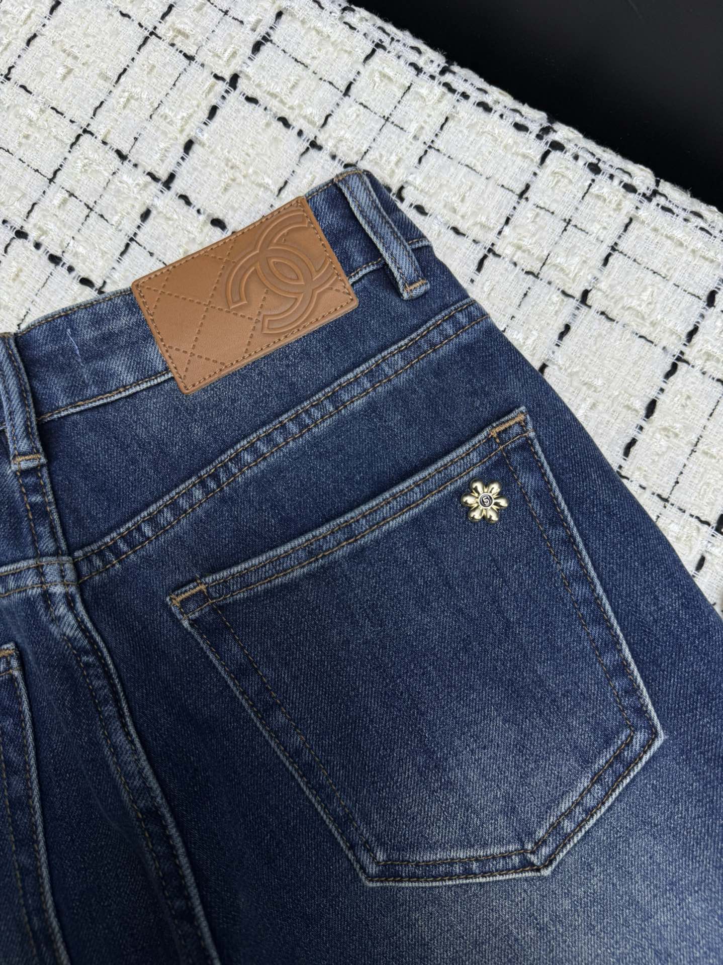 CHANEL 26S STRAIGHT-LEG JEANS 760