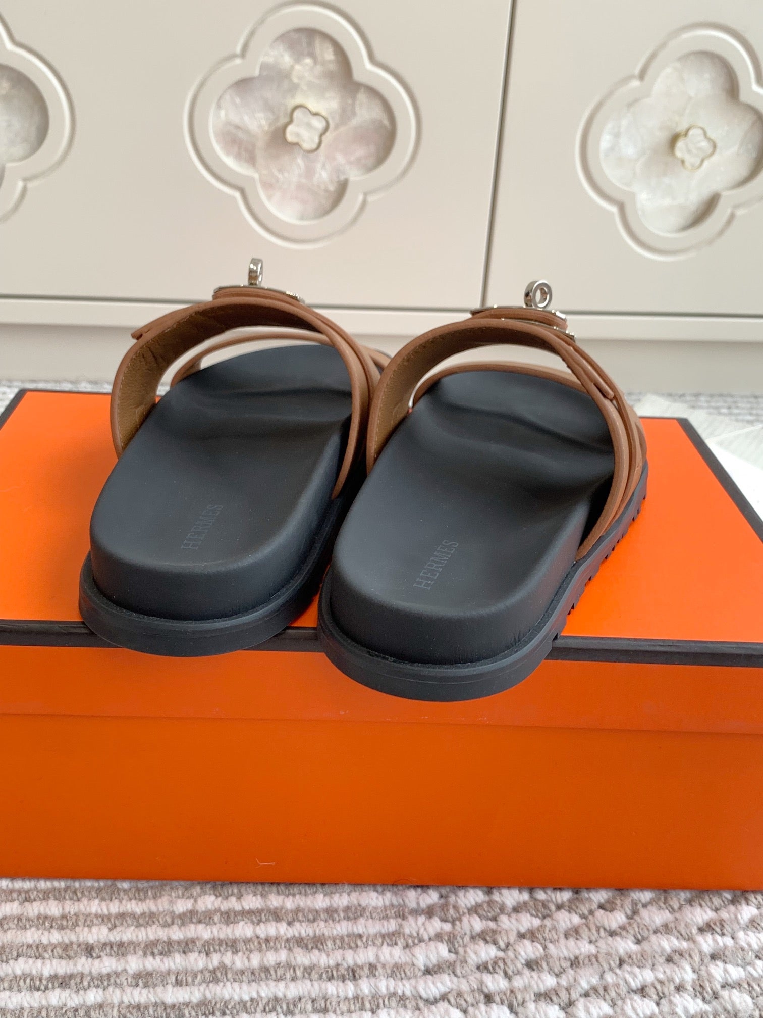 HM 26S KELLY BUCKLE DOUBLE STRAP SANDALS IN BROWN CALFSKIN GOLD HARDWARE