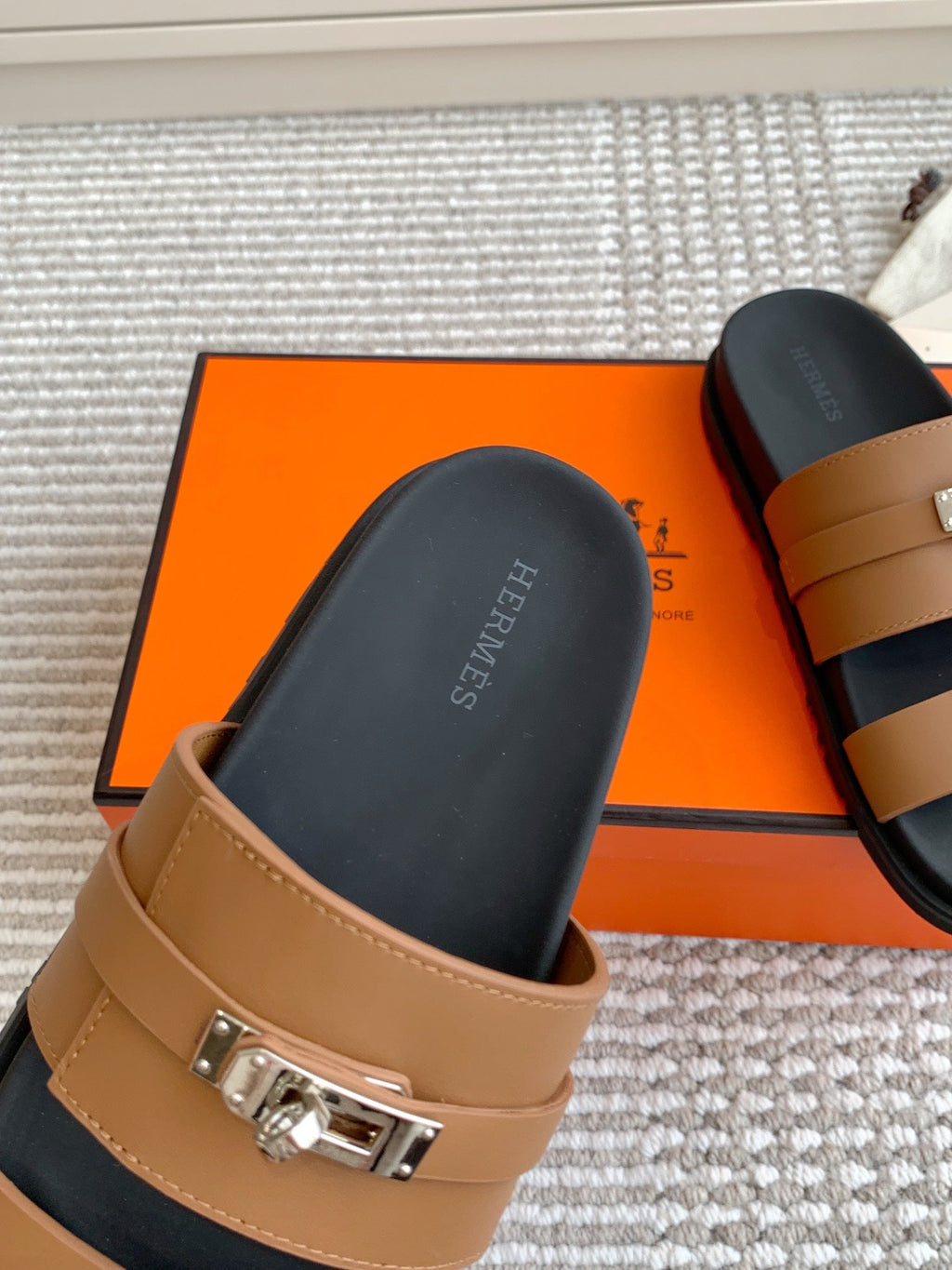 HM 26S KELLY BUCKLE DOUBLE STRAP SANDALS IN BROWN CALFSKIN GOLD HARDWARE