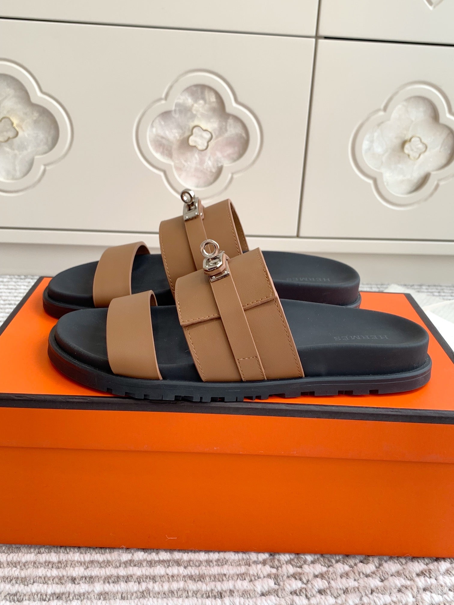 HM 26S KELLY BUCKLE DOUBLE STRAP SANDALS IN BROWN CALFSKIN GOLD HARDWARE