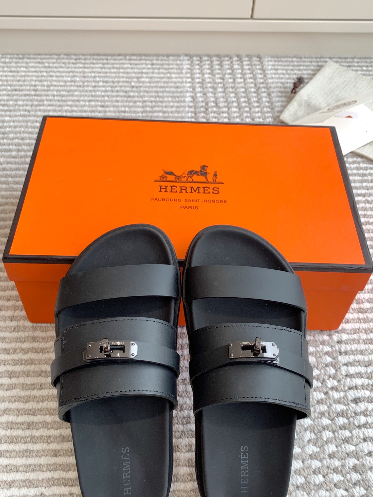 HM 26S KELLY BUCKLE DOUBLE STRAP SANDALS IN BLACK CALFSKIN BLACK HARDWARE