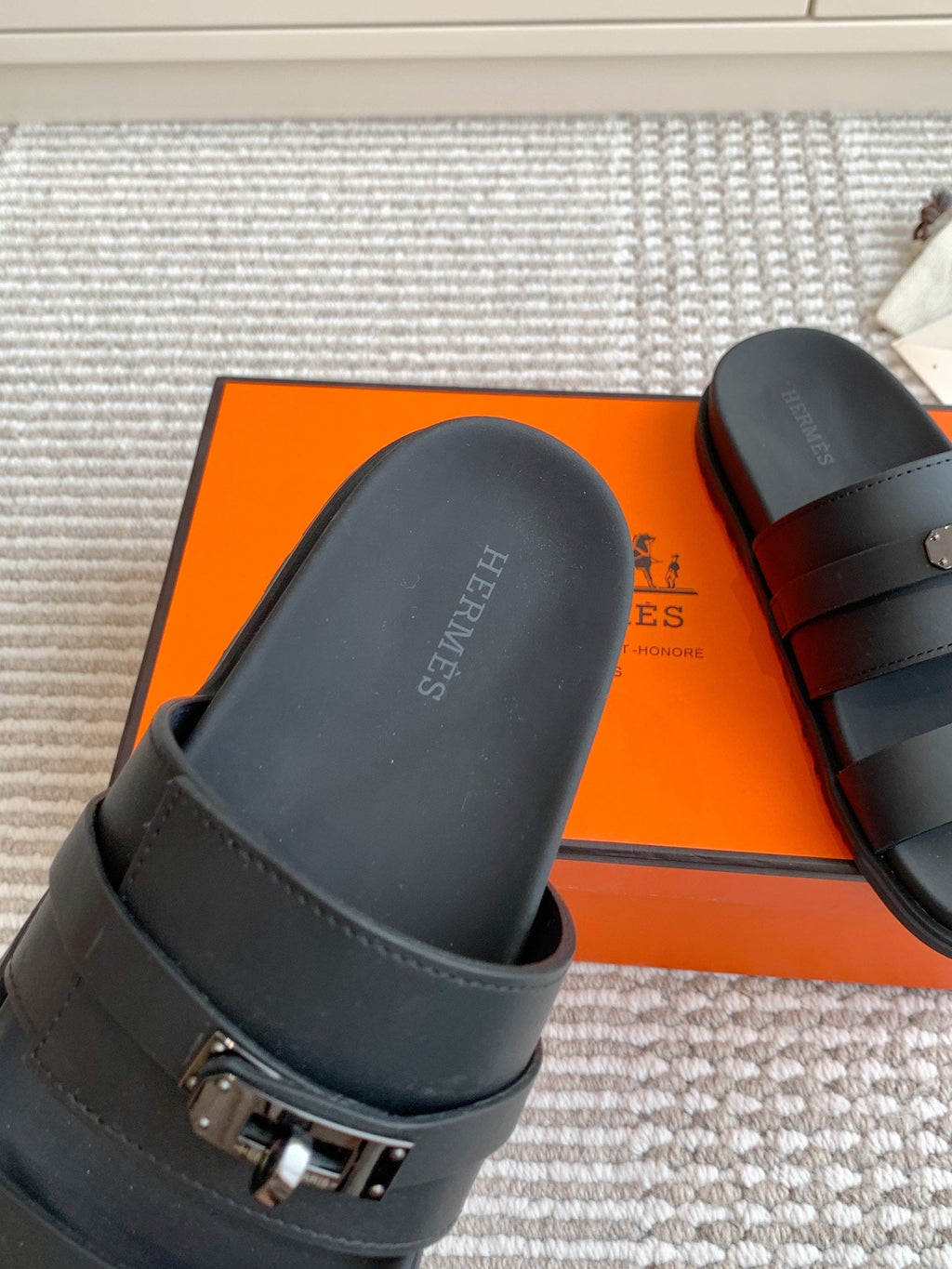 HM 26S KELLY BUCKLE DOUBLE STRAP SANDALS IN BLACK CALFSKIN BLACK HARDWARE