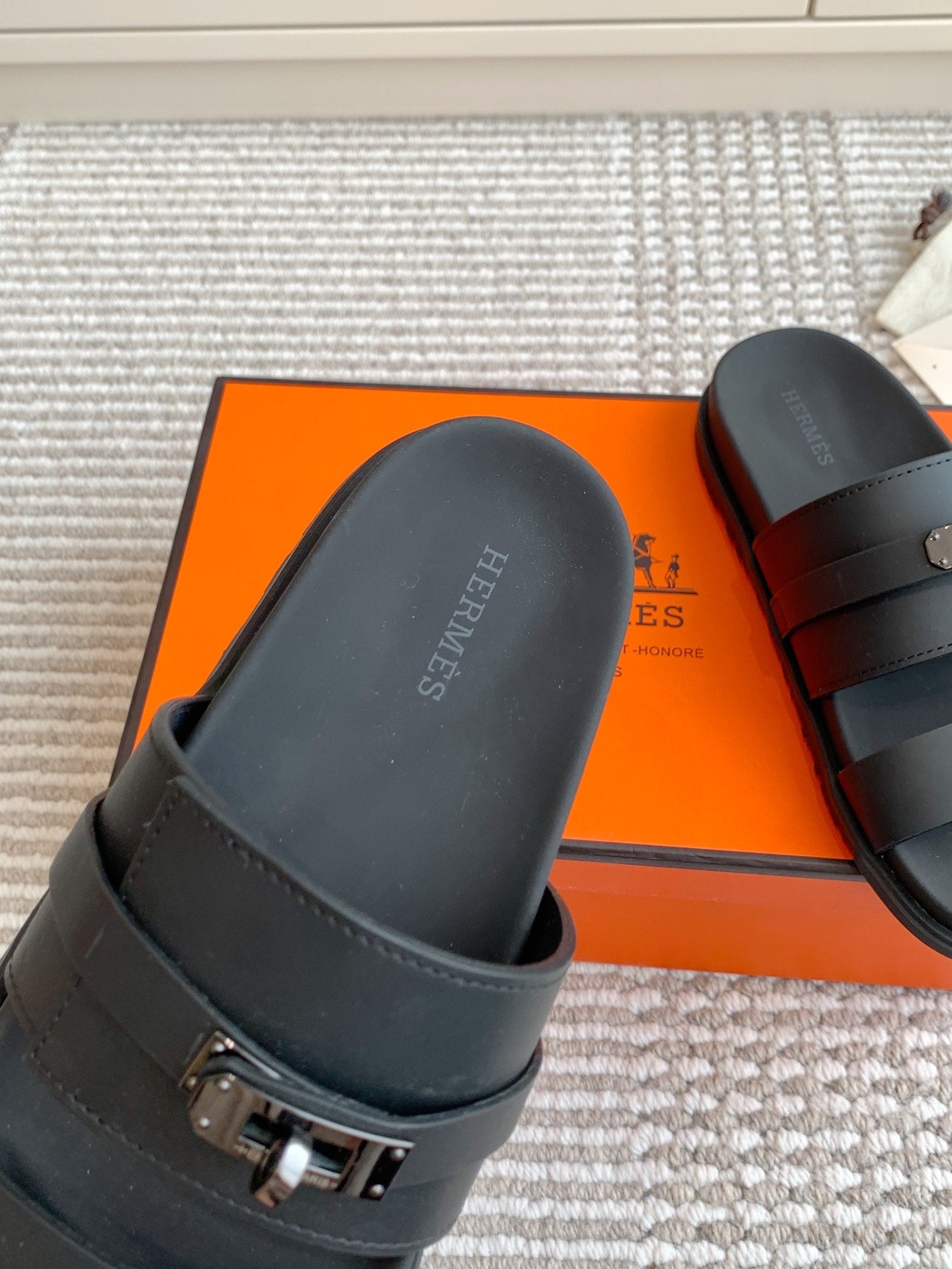 HM 26S KELLY BUCKLE DOUBLE STRAP SANDALS IN BLACK CALFSKIN BLACK HARDWARE