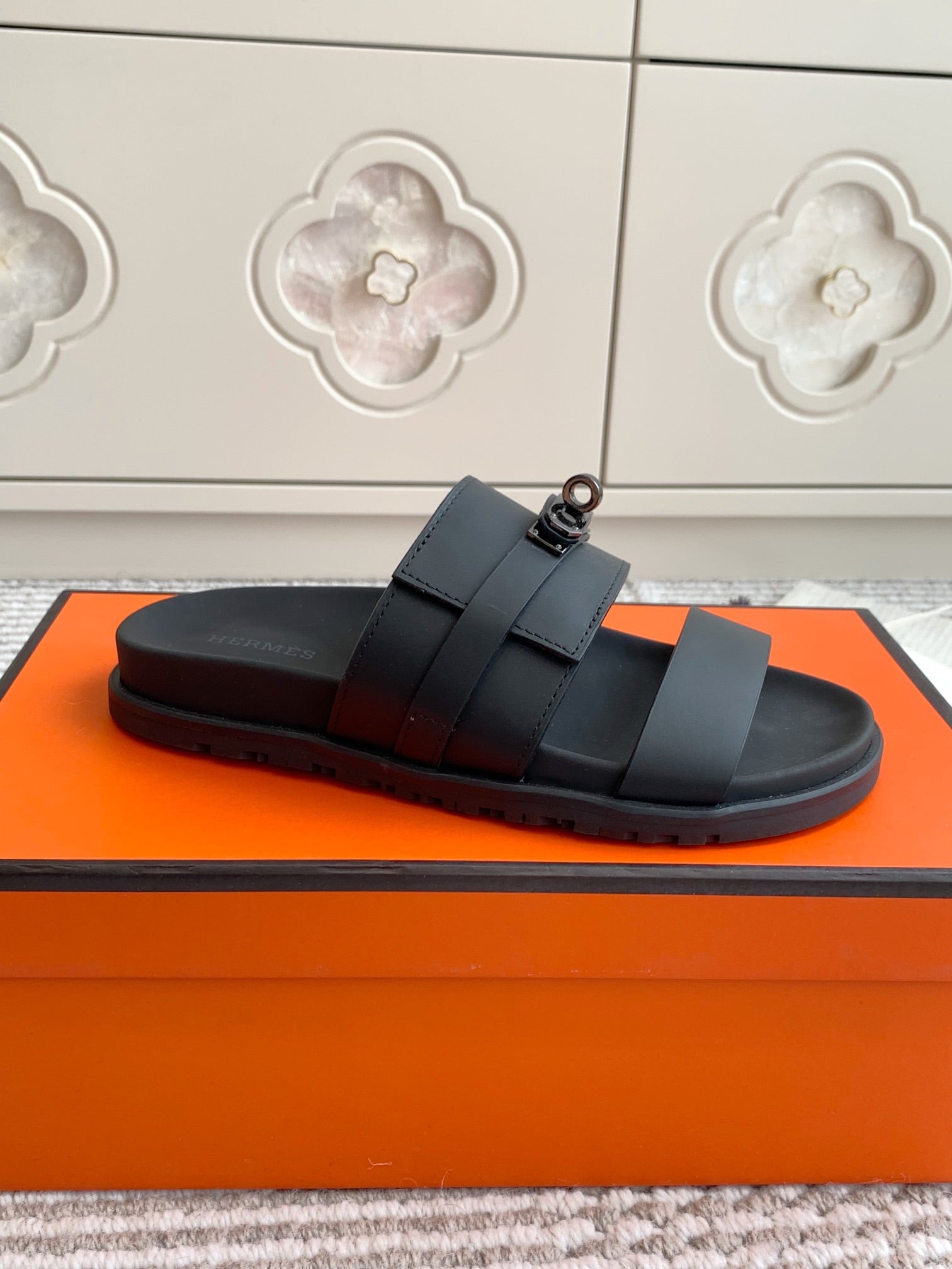 HM 26S KELLY BUCKLE DOUBLE STRAP SANDALS IN BLACK CALFSKIN BLACK HARDWARE