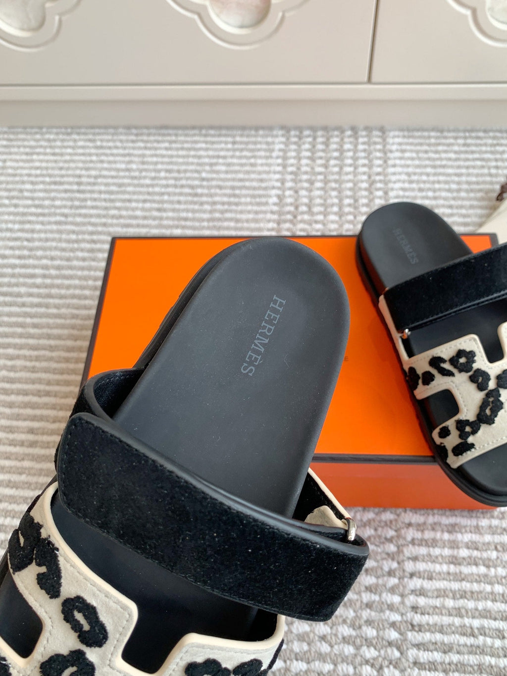 HM 26S CHYPRE SANDALS IN WHITE MIX BLACK SUEDE WITH EMBROIDERED PATTERN STRAP