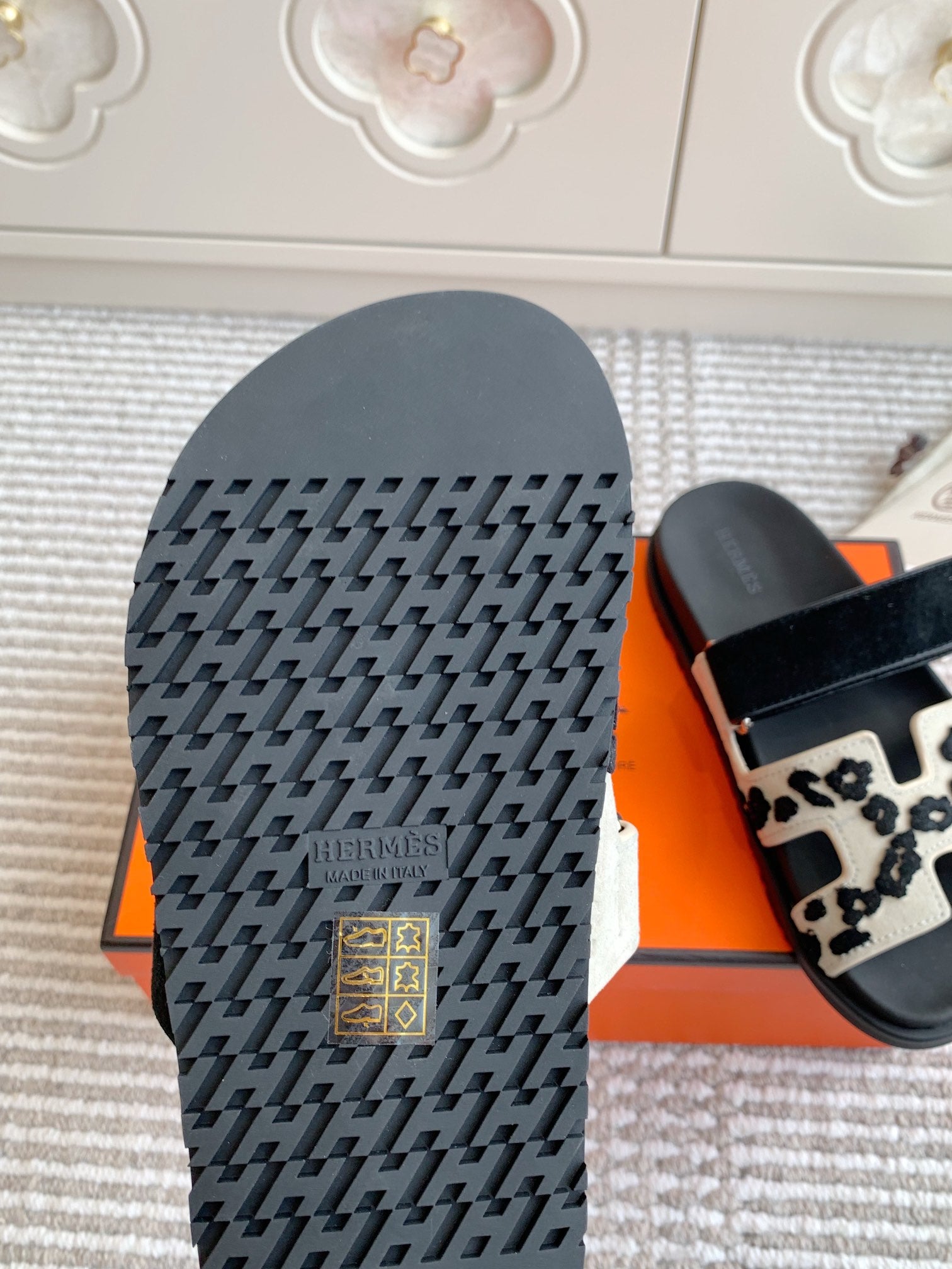 HM 26S CHYPRE SANDALS IN WHITE MIX BLACK SUEDE WITH EMBROIDERED PATTERN STRAP