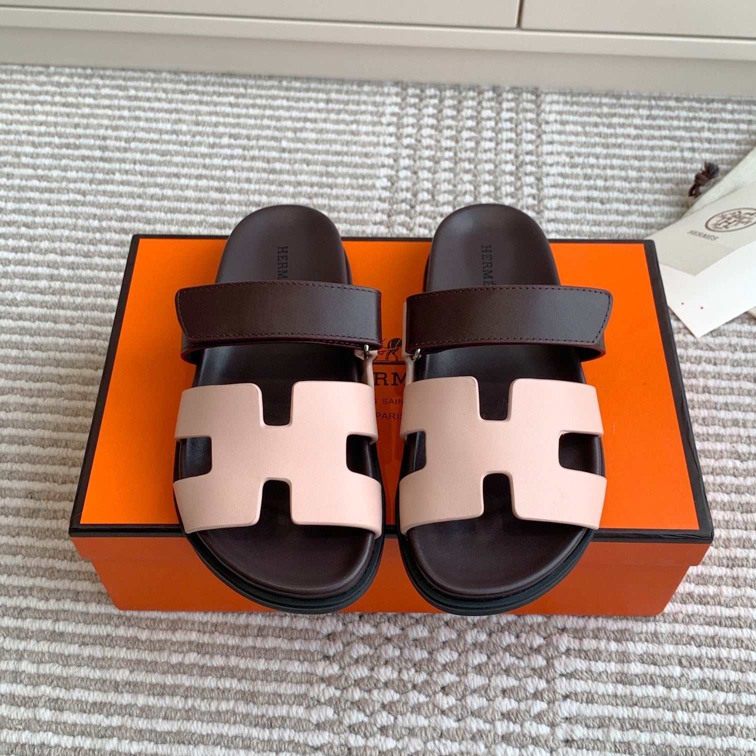 HM 26S CHYPRE SANDAL IN LIGHT PINK AND DARK RED CALFSKIN