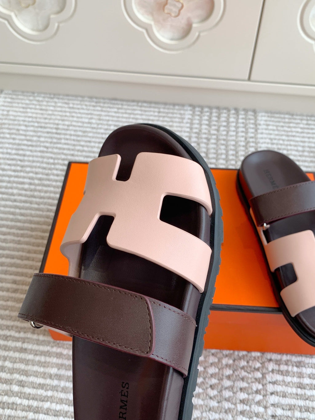 HM 26S CHYPRE SANDAL IN LIGHT PINK AND DARK RED CALFSKIN