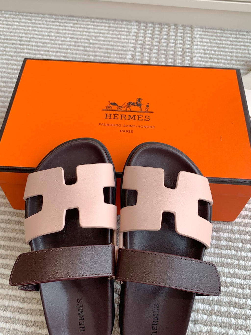 HM 26S CHYPRE SANDAL IN LIGHT PINK AND DARK RED CALFSKIN