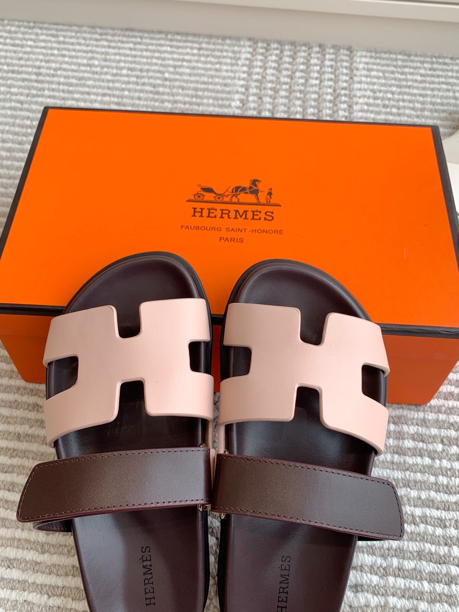 HM 26S CHYPRE SANDAL IN LIGHT PINK AND DARK RED CALFSKIN