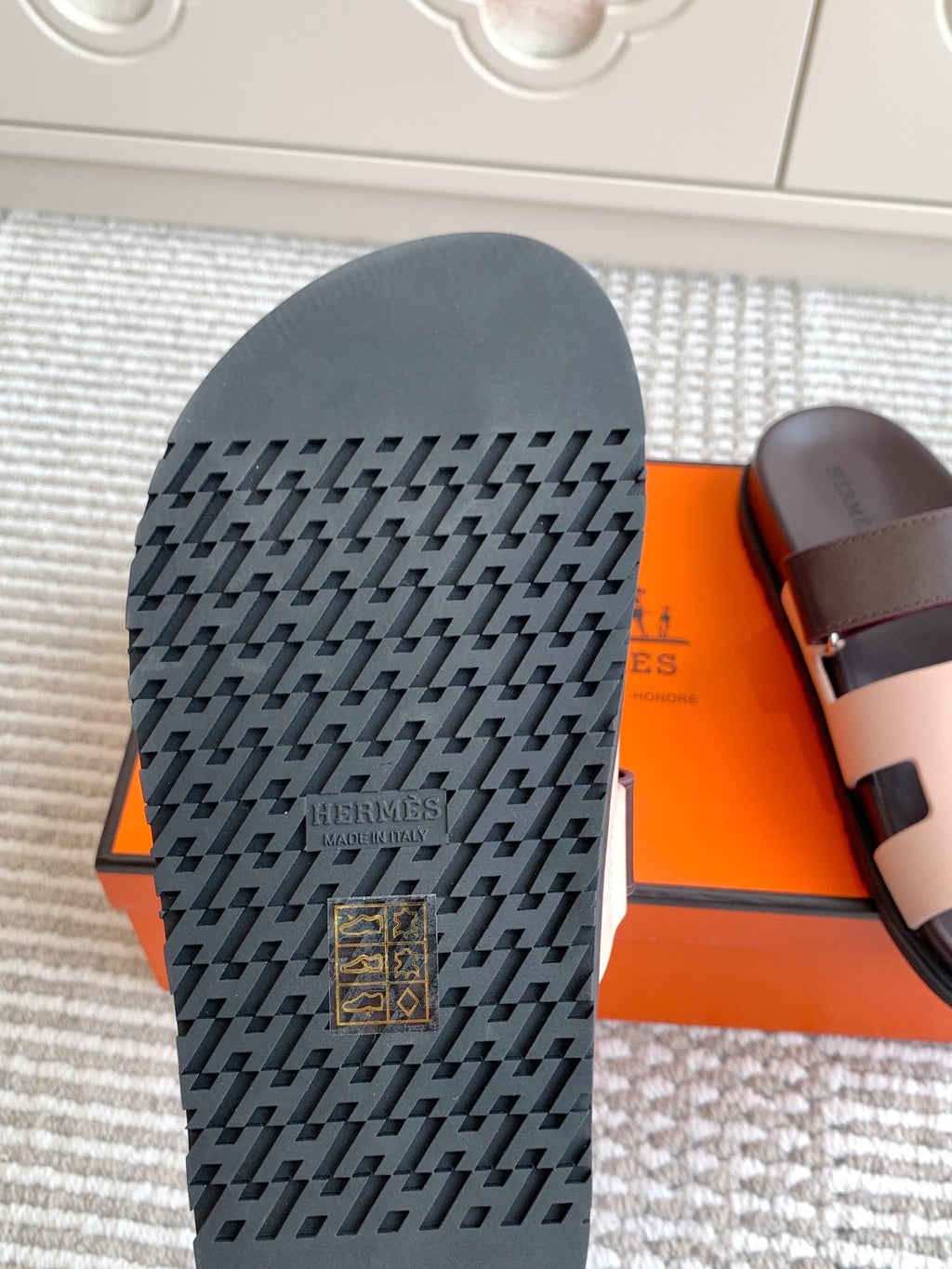HM 26S CHYPRE SANDAL IN LIGHT PINK AND DARK RED CALFSKIN